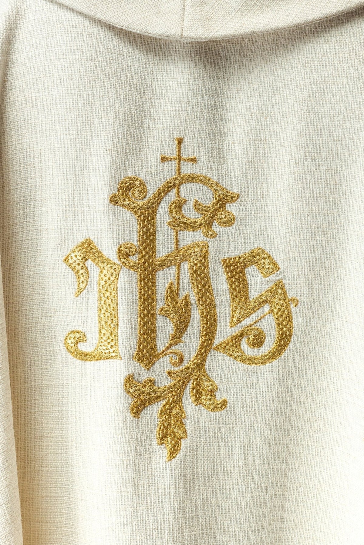 Detalhe do monograma IHS bordado em dourado na parte posterior da casula