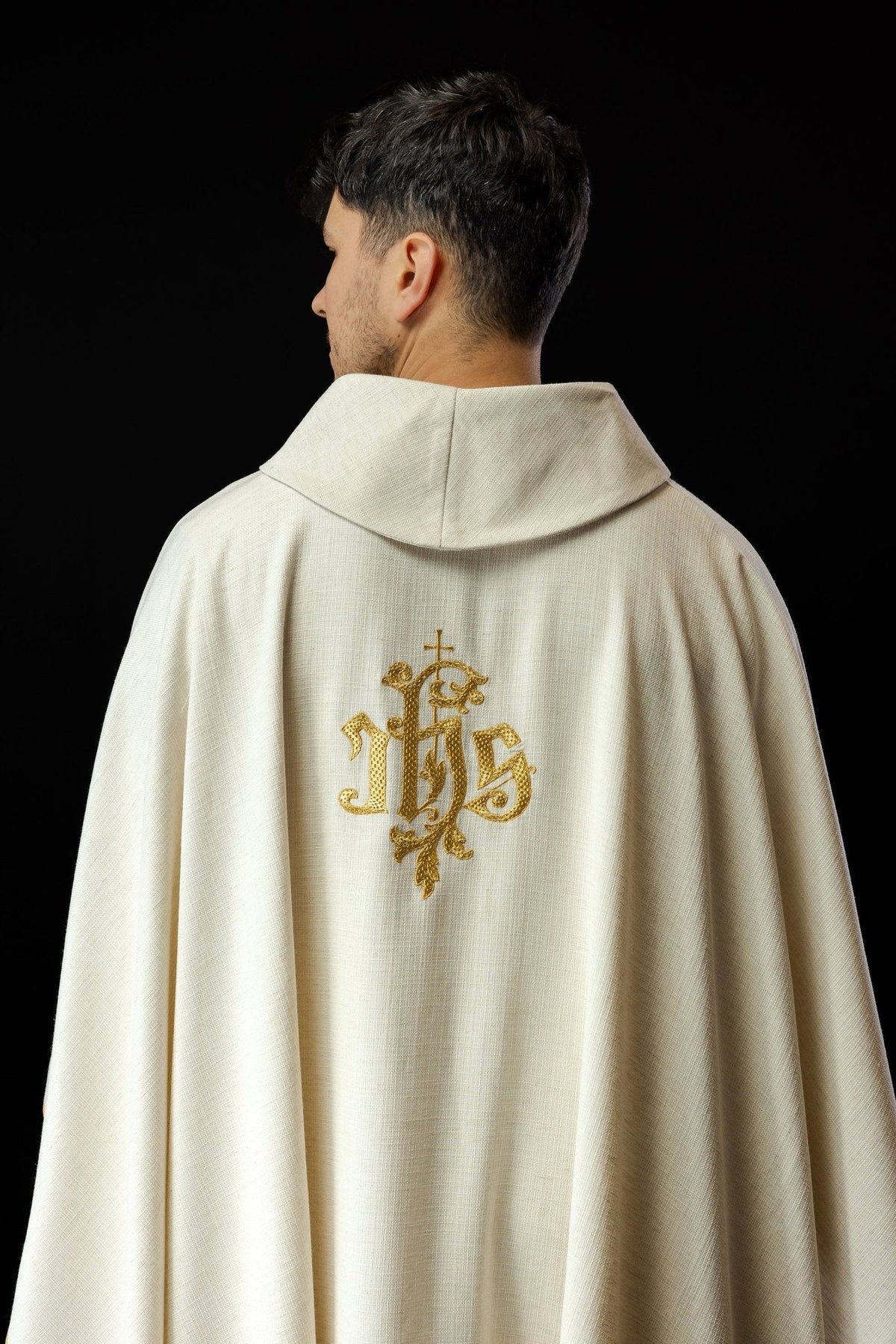 Casula creme com Jesus Misericordioso, vista traseira com monograma dourado
