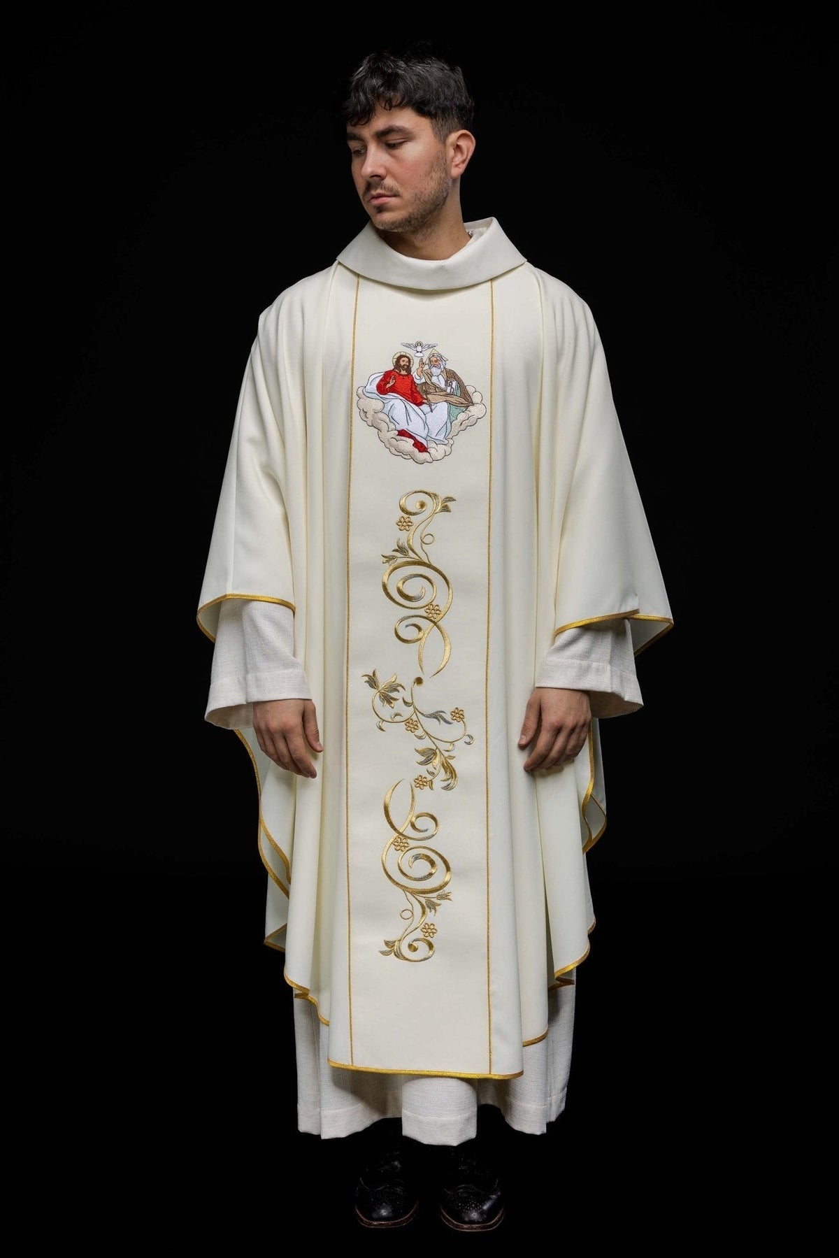 Casula da Santíssima Trindade vestida, vista frontal completa com galão dourado