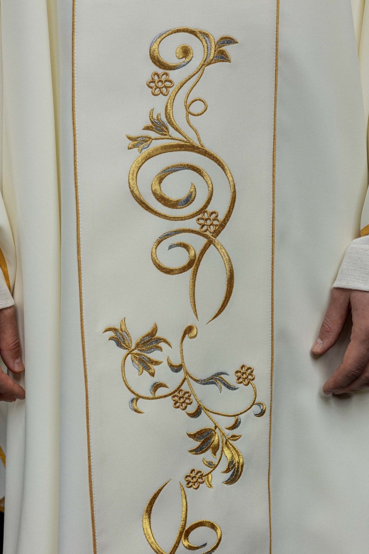 Casula de Santa Faustina com close-up do bordado floral dourado na faixa frontal