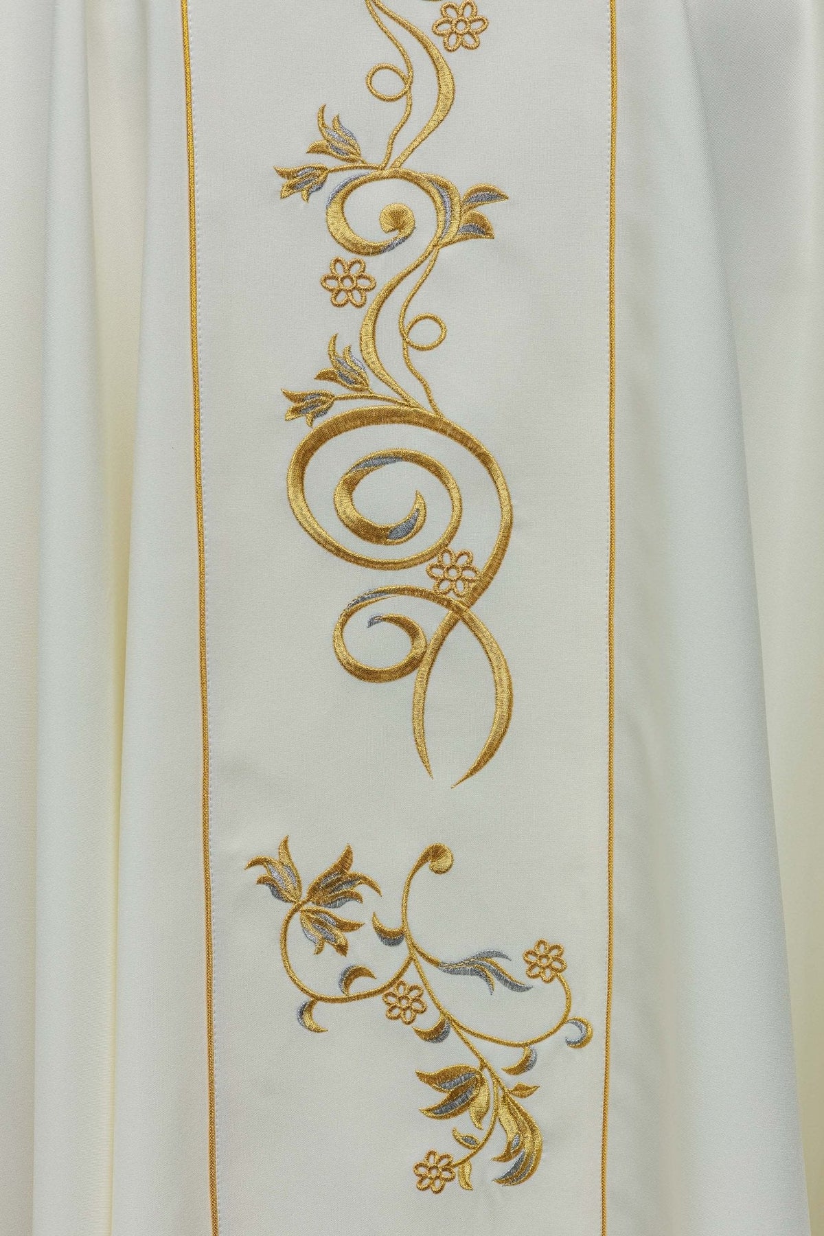 Casula de Santa Faustina com close-up do bordado floral dourado na parte traseira
