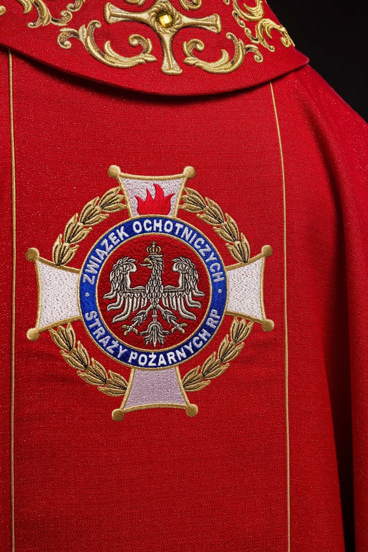 Casula ricamente bordada com imagem de São Floriano, em vermelho, com medalhão bordado nas costas