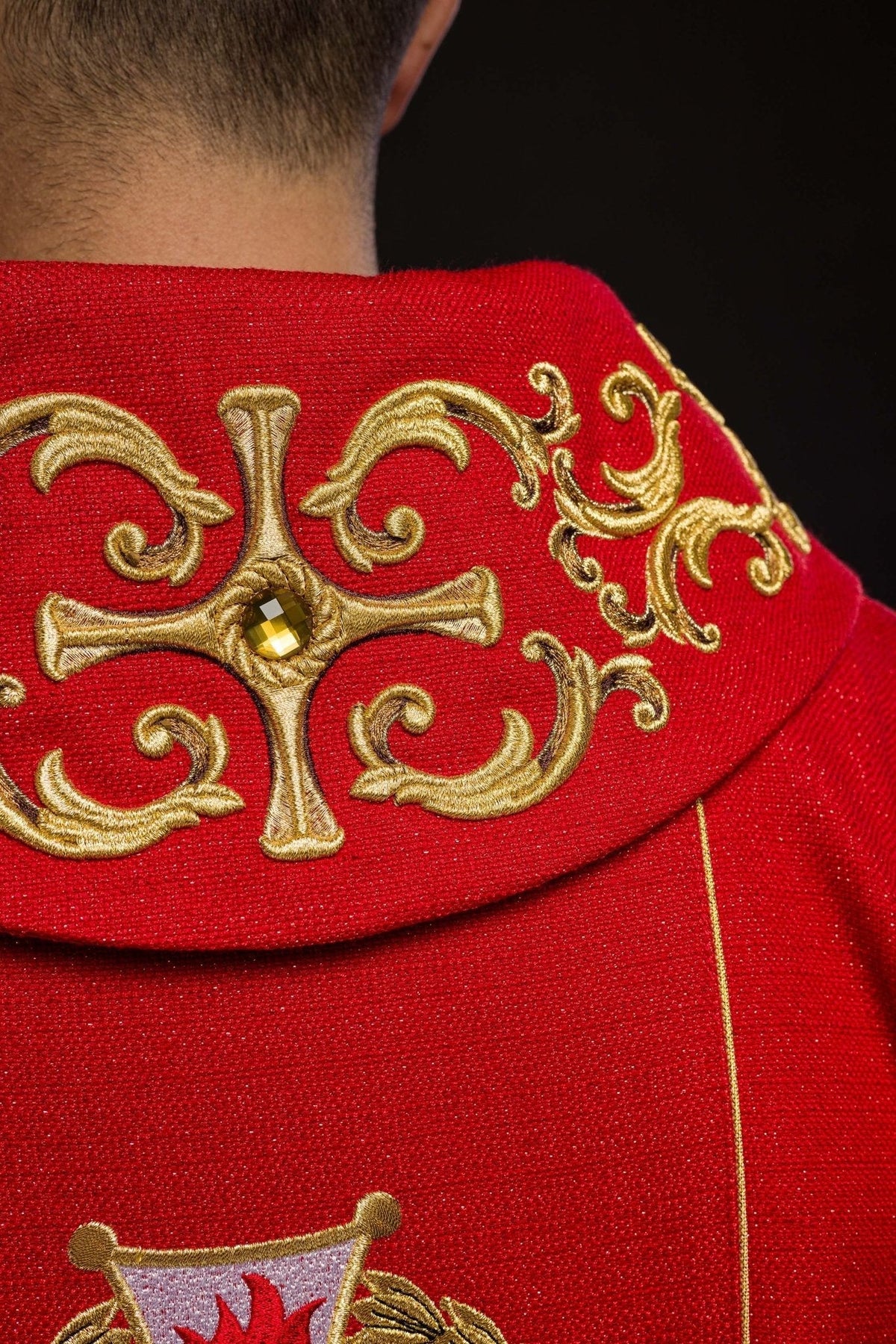 Casula ricamente bordada com imagem de São Floriano, detalhe lateral da gola e cruz dourada