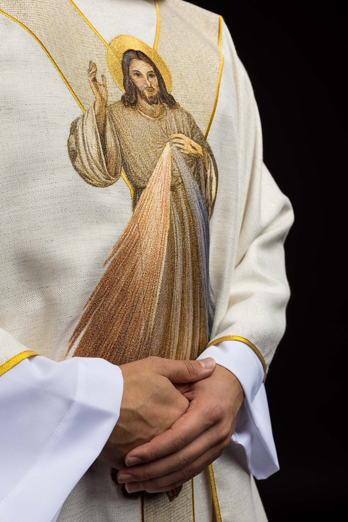 Casula creme, detalhe lateral da imagem bordada de Jesus Misericordioso