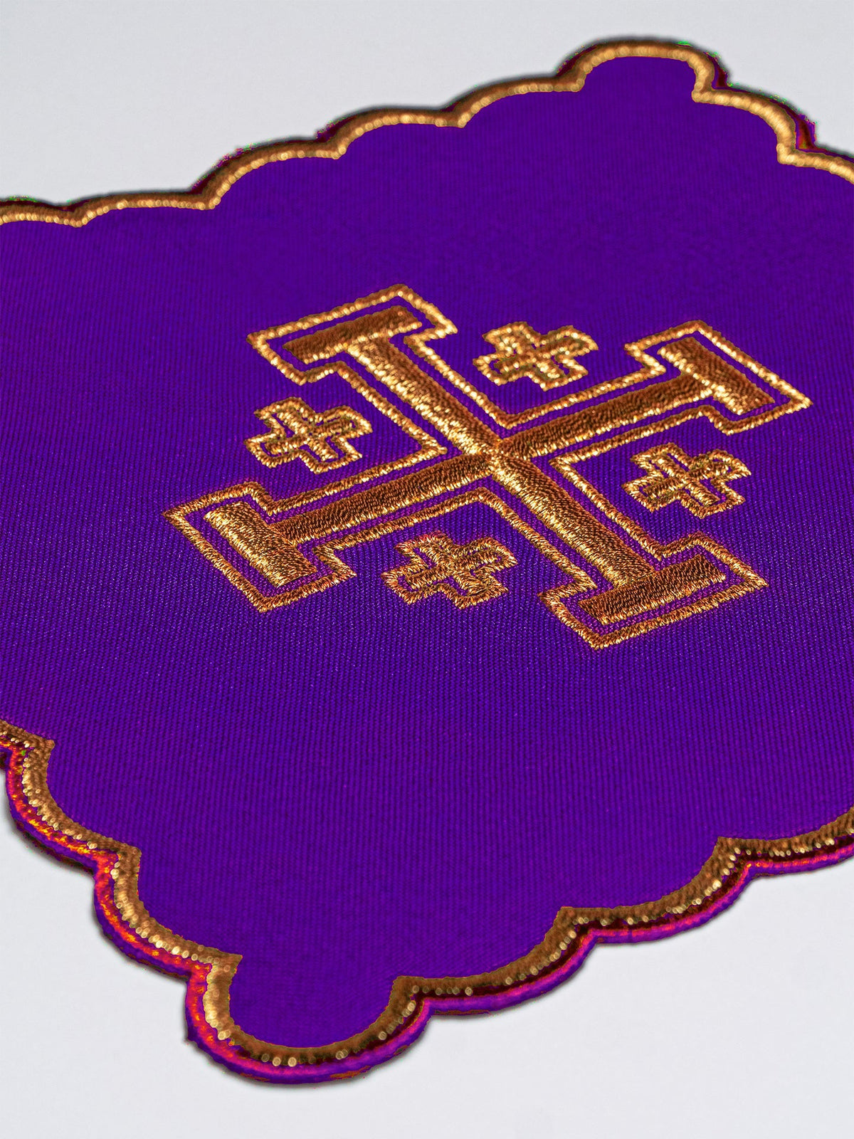 Pala de cálice roxa com bordado dourado da Cruz de Jerusalém, em close-up