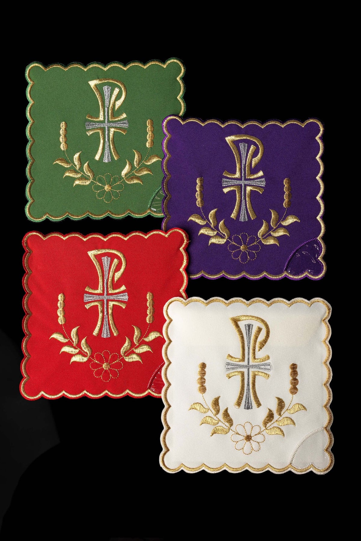 Conjunto de quatro palas de cálice com bordado PAX e motivo vegetal em roxo, vermelho, verde e branco