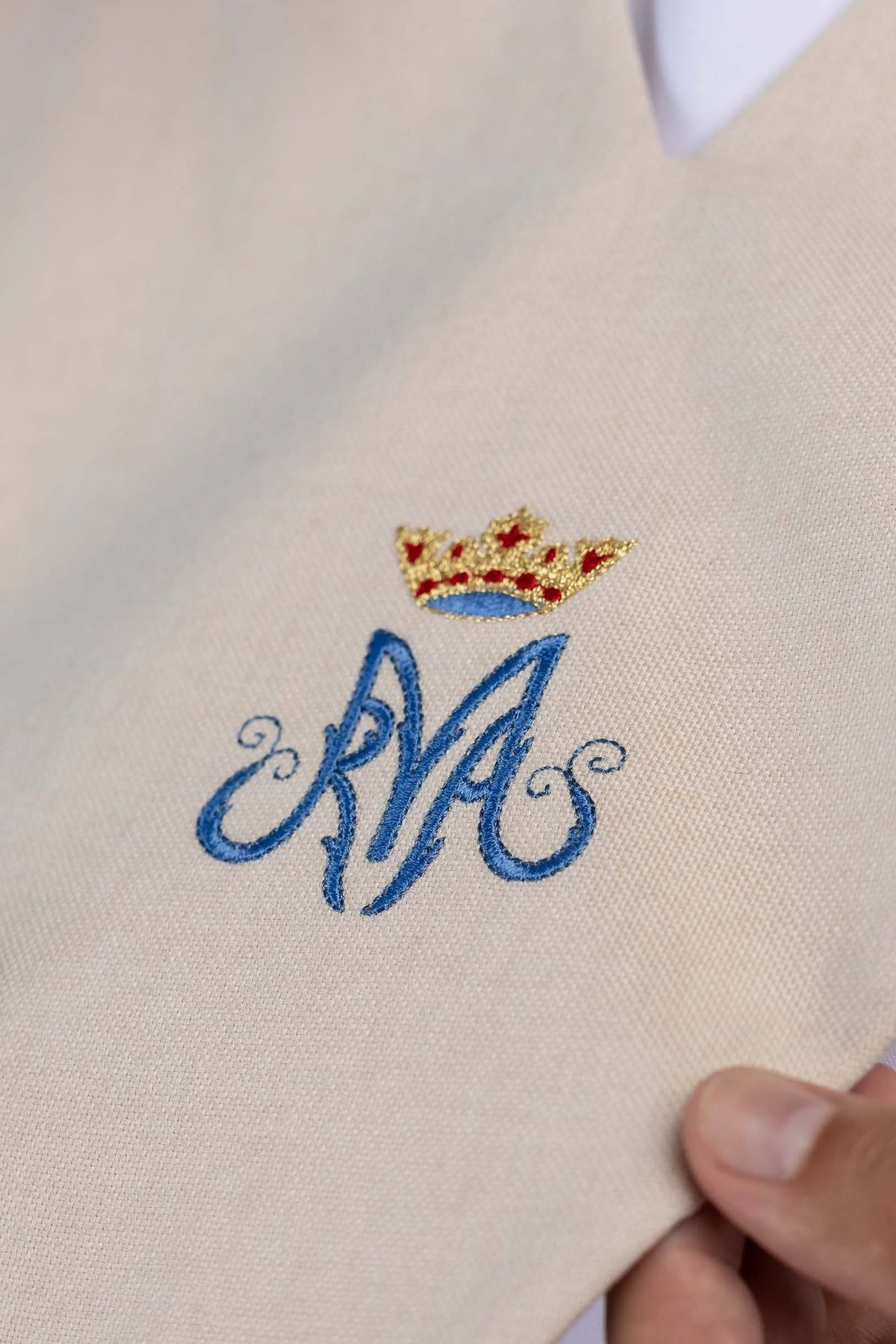 Pálio de leitor marfim ecru, detalhe do bordado mariano em perspectiva