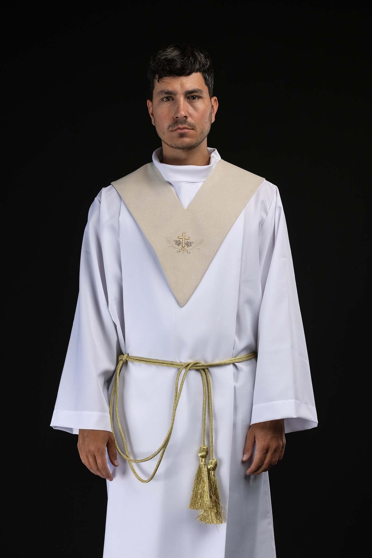Pálio de leitor marfim ecru com cruz dourada bordada, vista frontal com cordão dourado
