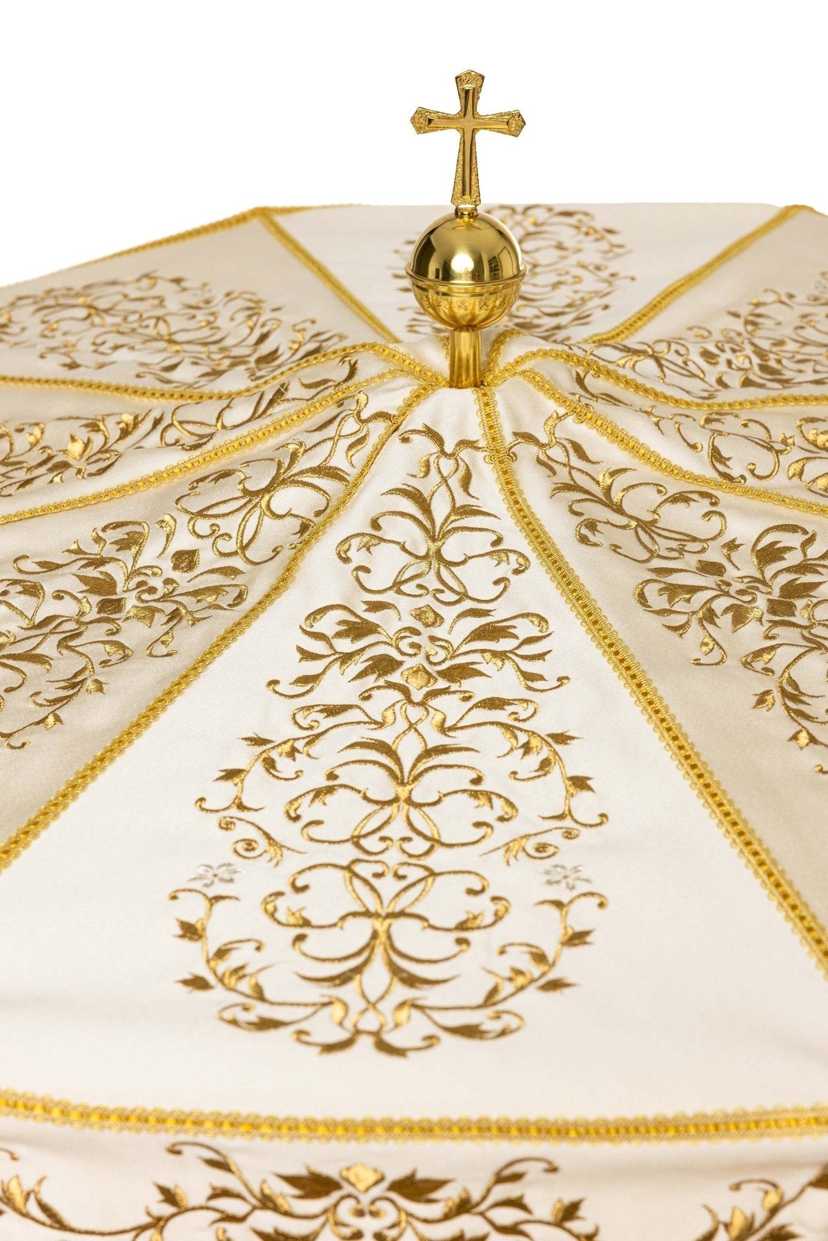 Umbela processional creme com bordados dourados em close-up frontal