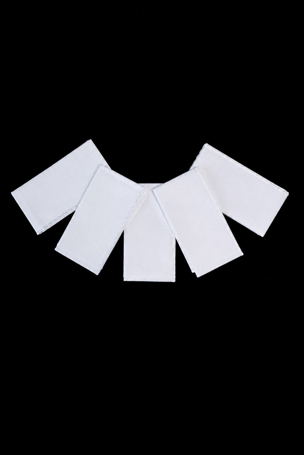 Conjunto com 5 manustérgios litúrgicos de algodão branco, vista frontal, com acabamento ondulado nas bordas