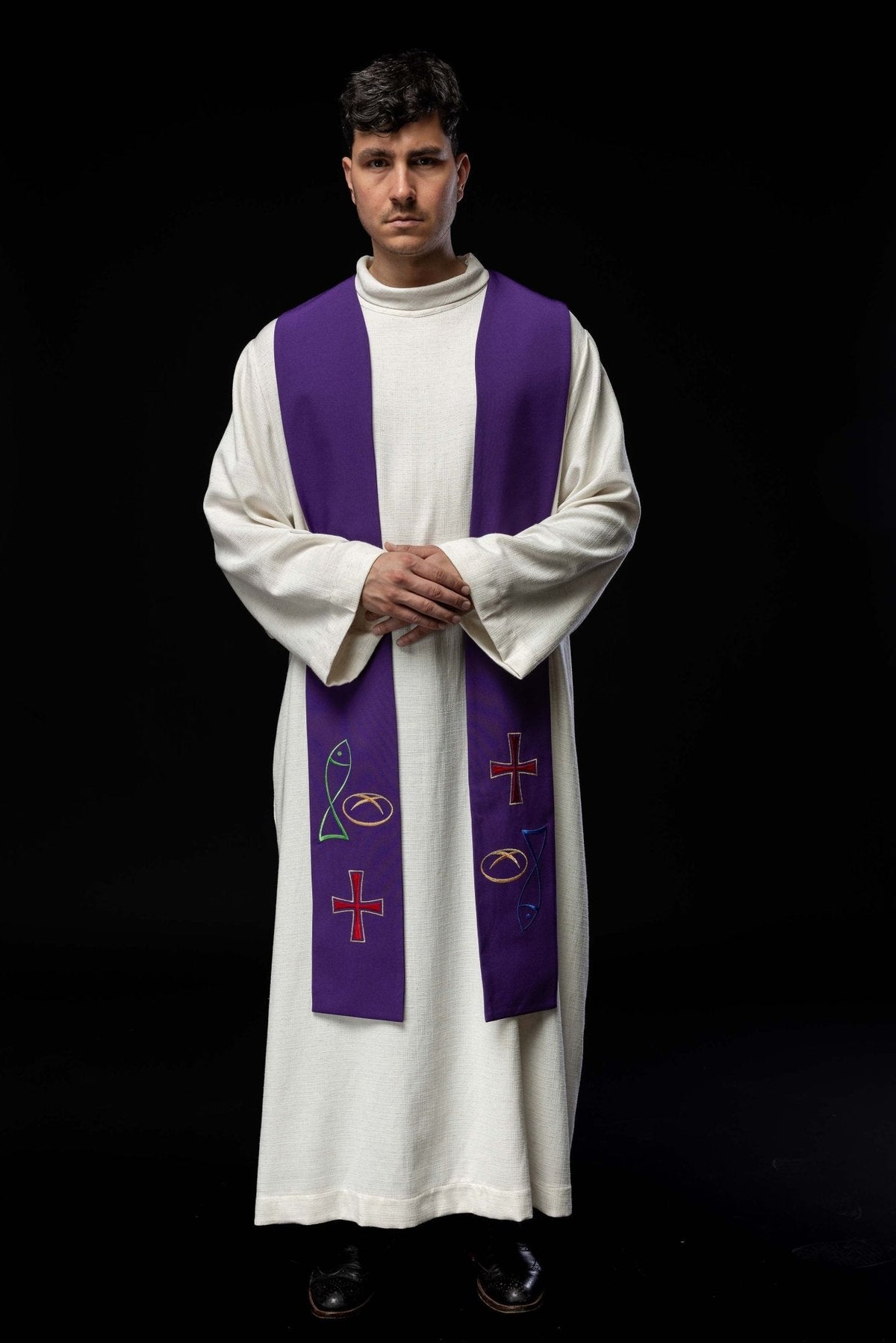 Estola sacerdotal roxa com bordado de Peixe, Pão e Cruz, vista frontal usada