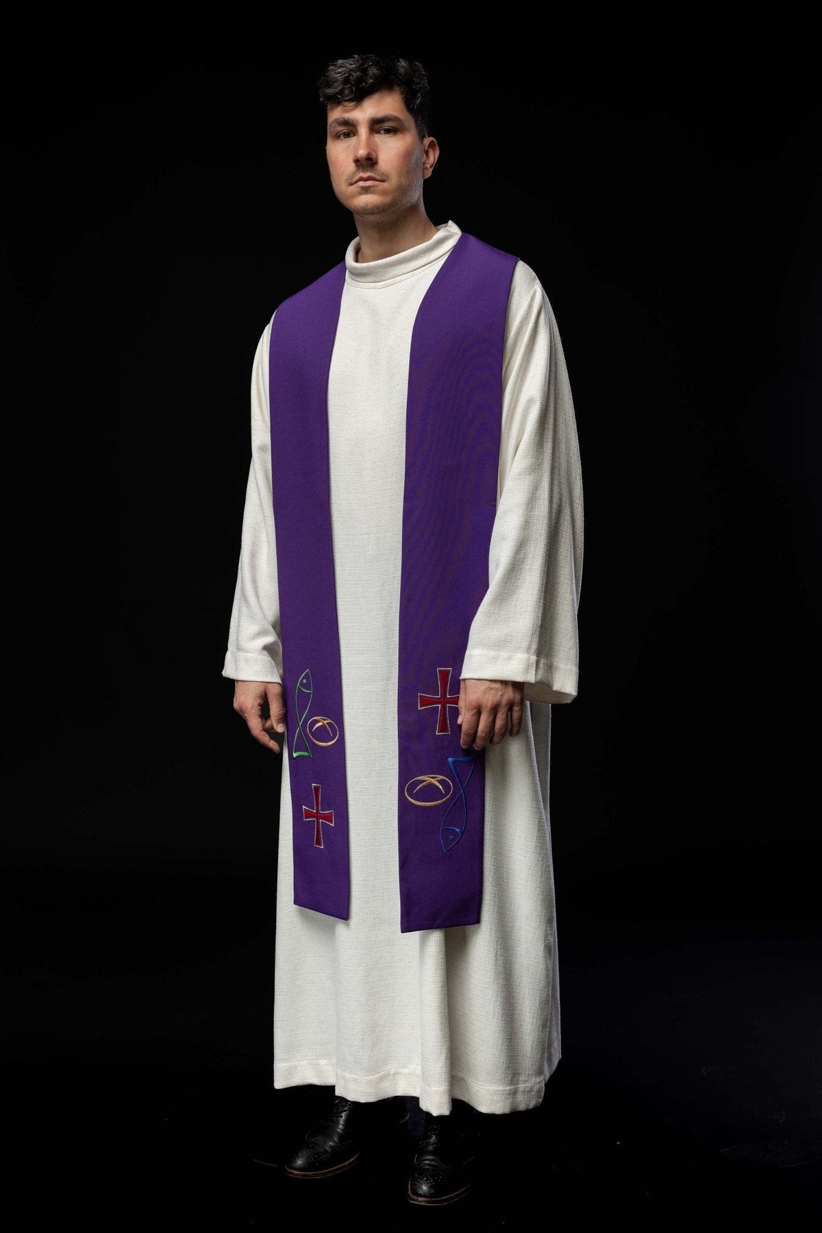 Estola sacerdotal roxa vista de lado, com bordados de peixe, pão e cruz