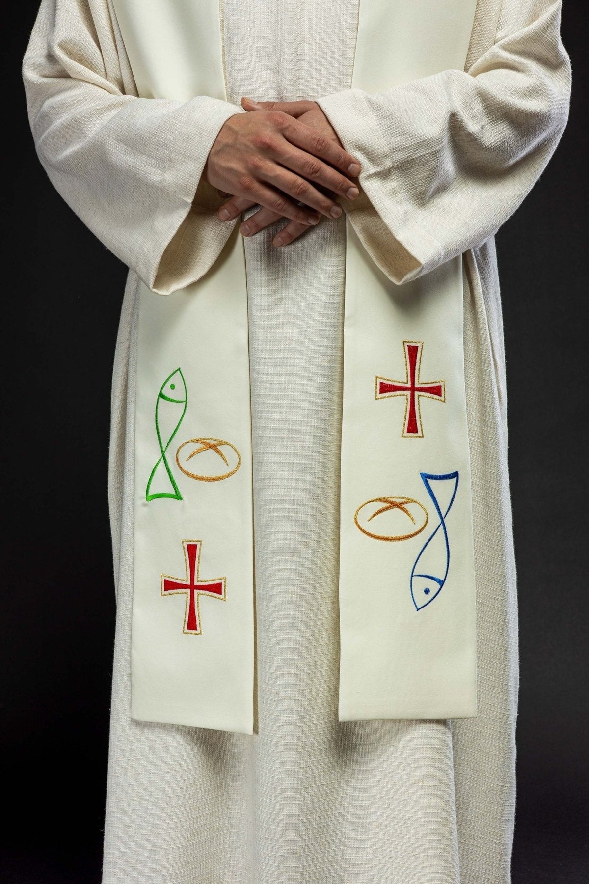 Estola sacerdotal creme em close, com peixes, pães e cruzes bordados nas duas faixas