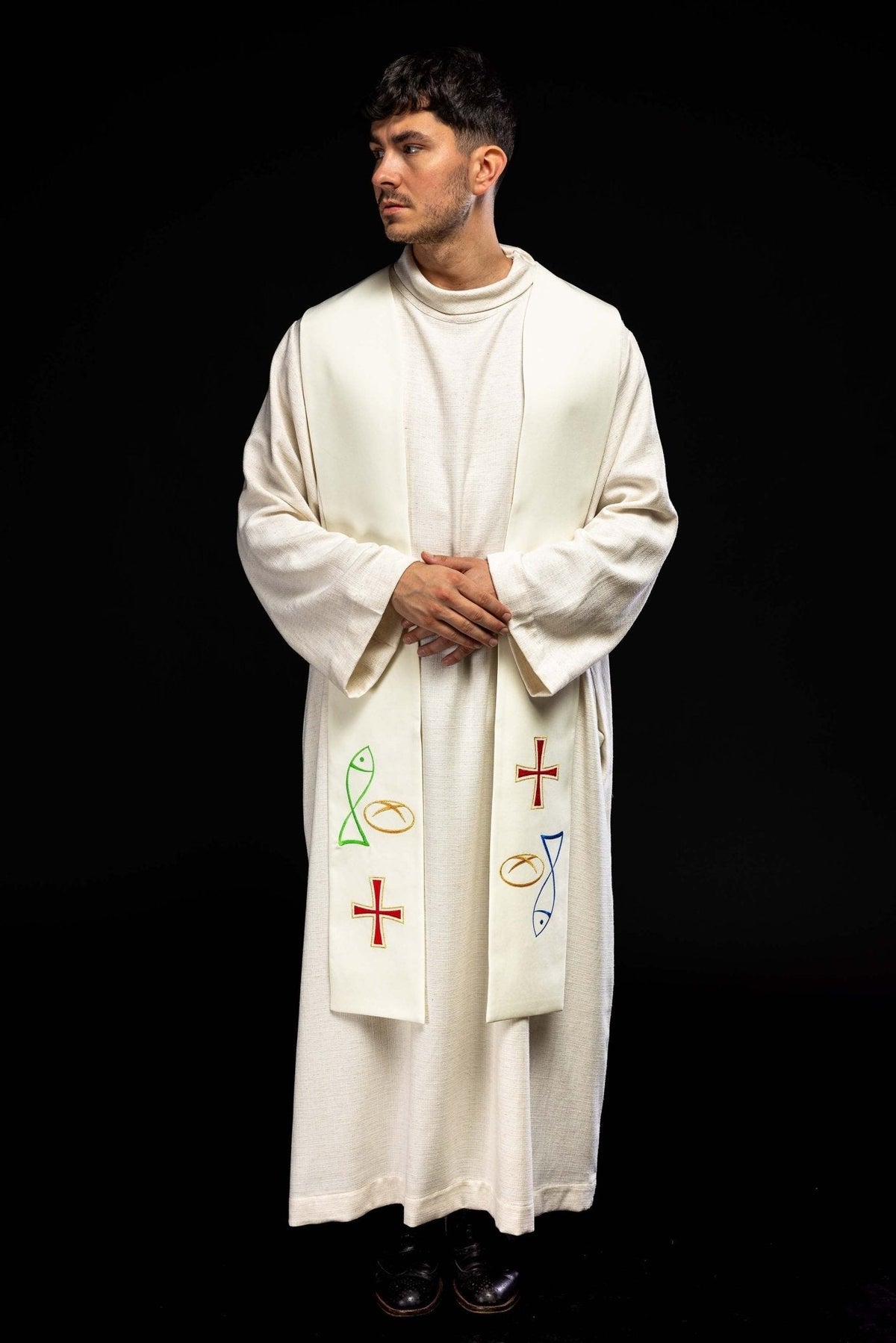 Estola sacerdotal creme em vista frontal lateral, com bordados de peixe, pão e cruz