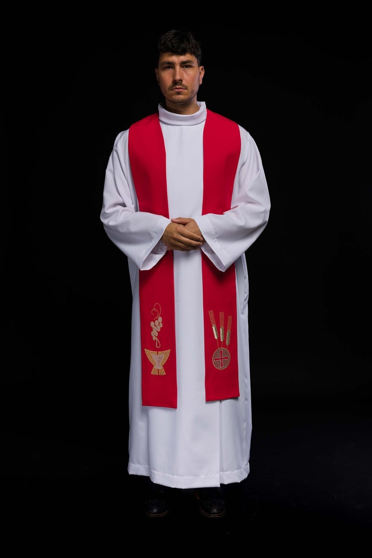 Estola sacerdotal vermelha bordada – Cálice, Espigas e Uvas, vista frontal usada