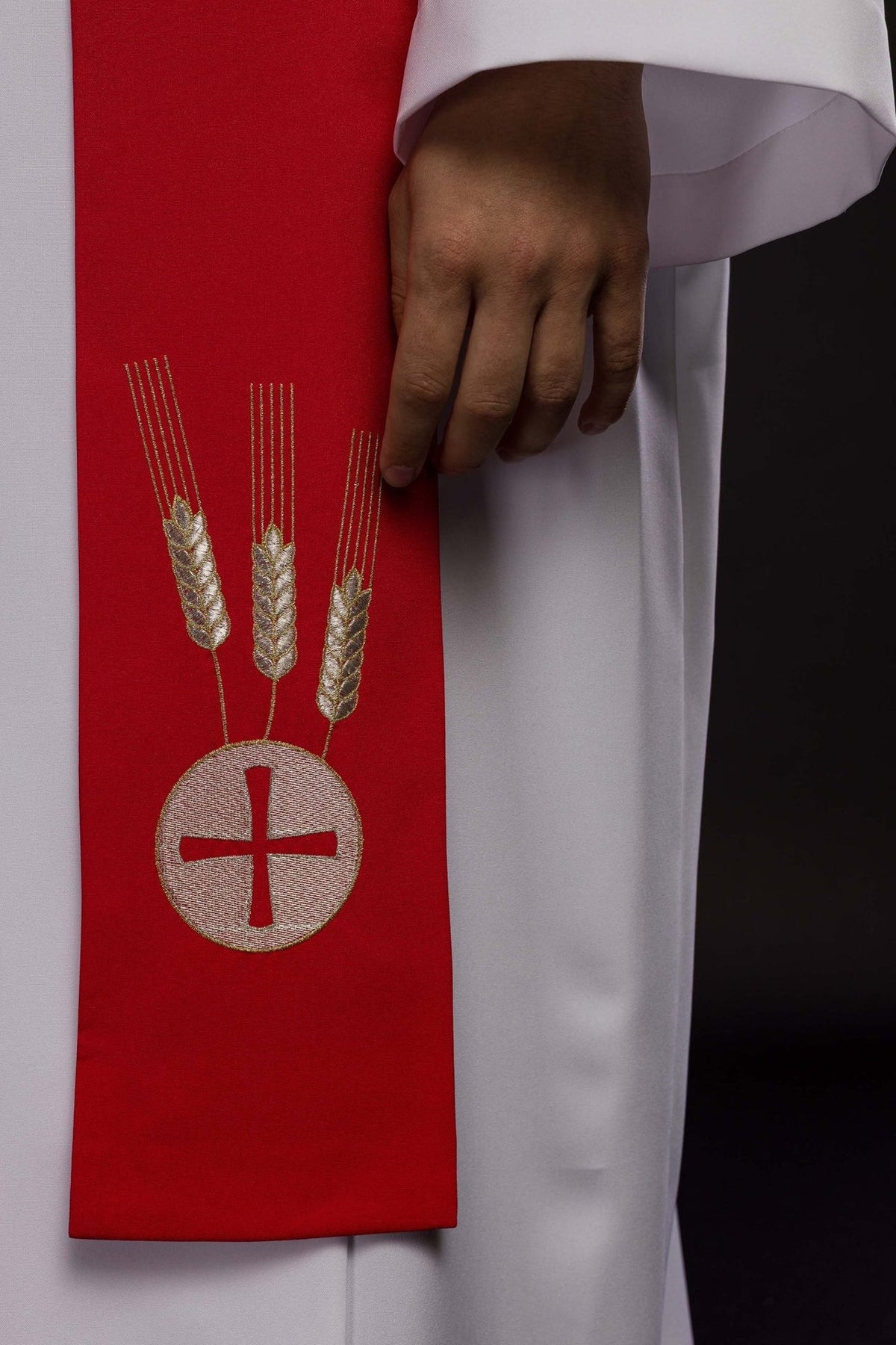 Estola vermelha com bordado de uvas e cálice, detalhe lateral