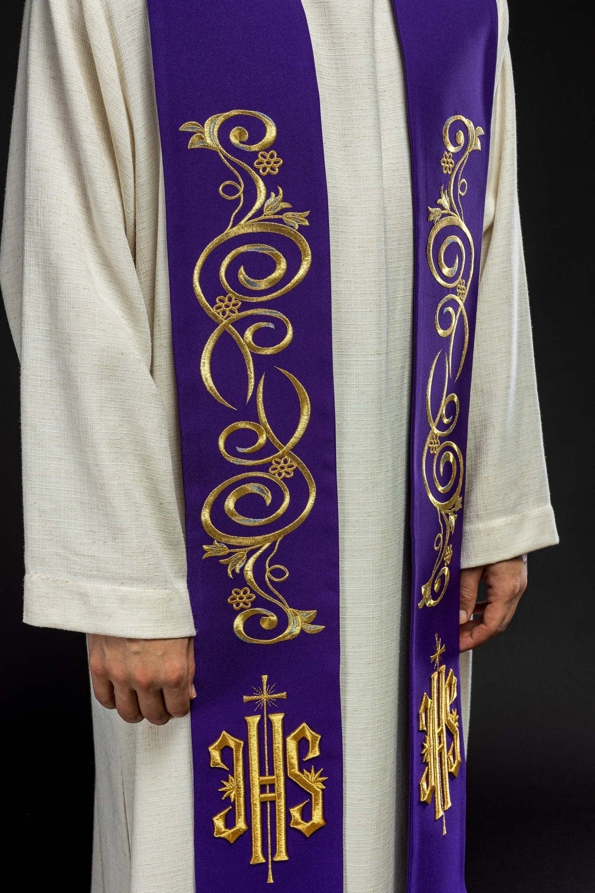 Estola sacerdotal roxa vista de frente, com arabescos florais dourados e IHS nas pontas