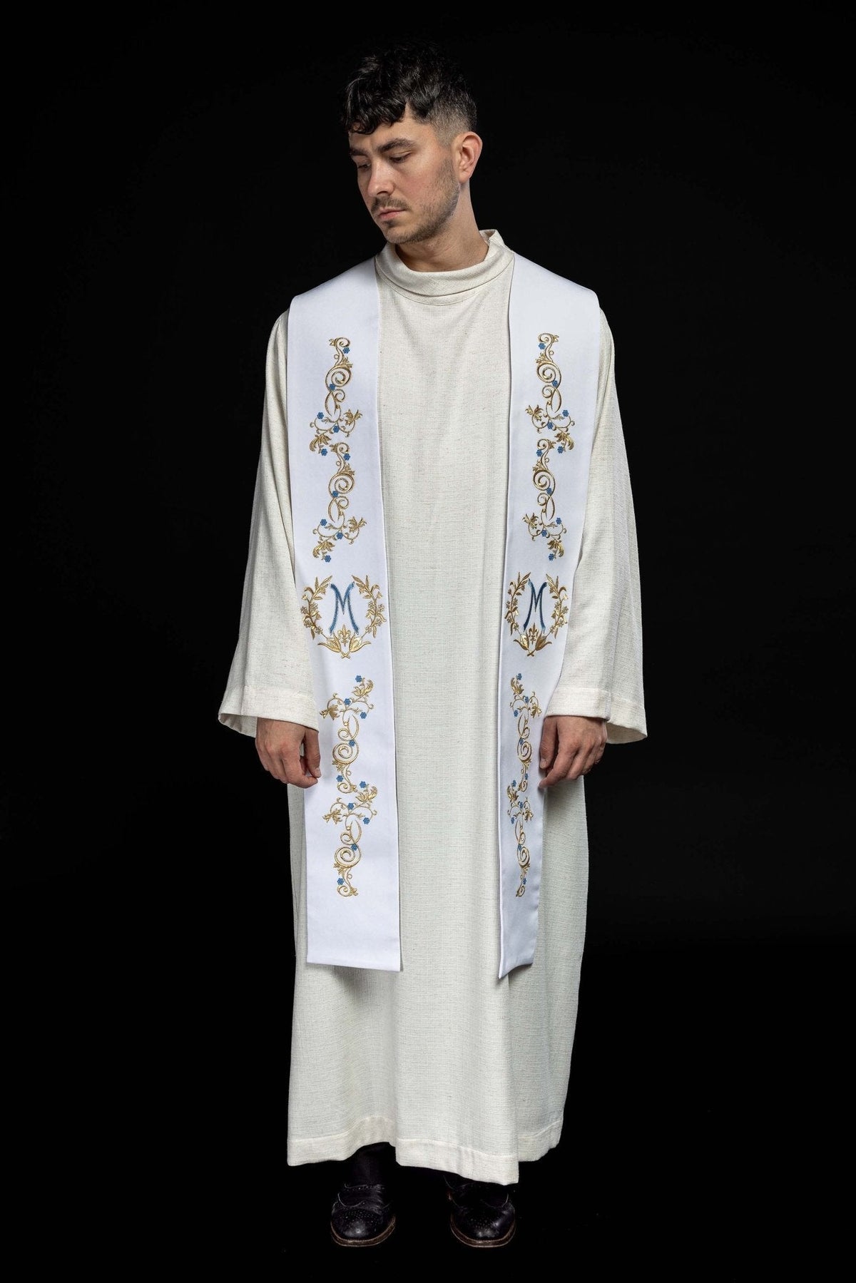 Estola sacerdotal mariana branca vista de frente, com bordados dourados e azuis
