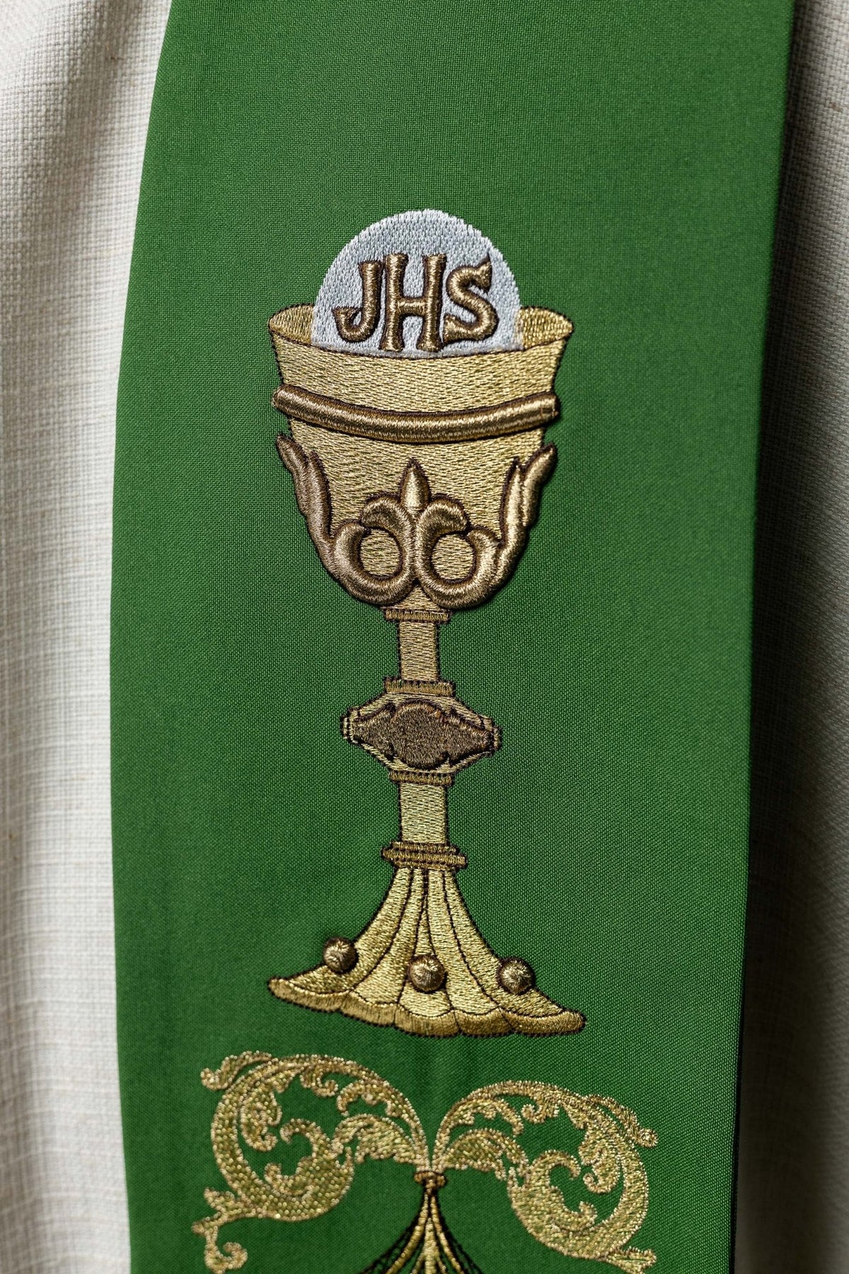 Estola sacerdotal verde com close-up do cálice bordado e monograma IHS