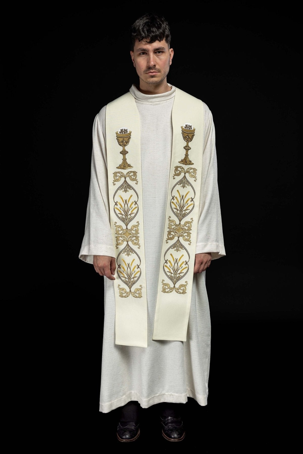 Estola sacerdotal cálice IHS creme vista frontal, com cálices e ornamentos dourados bordados