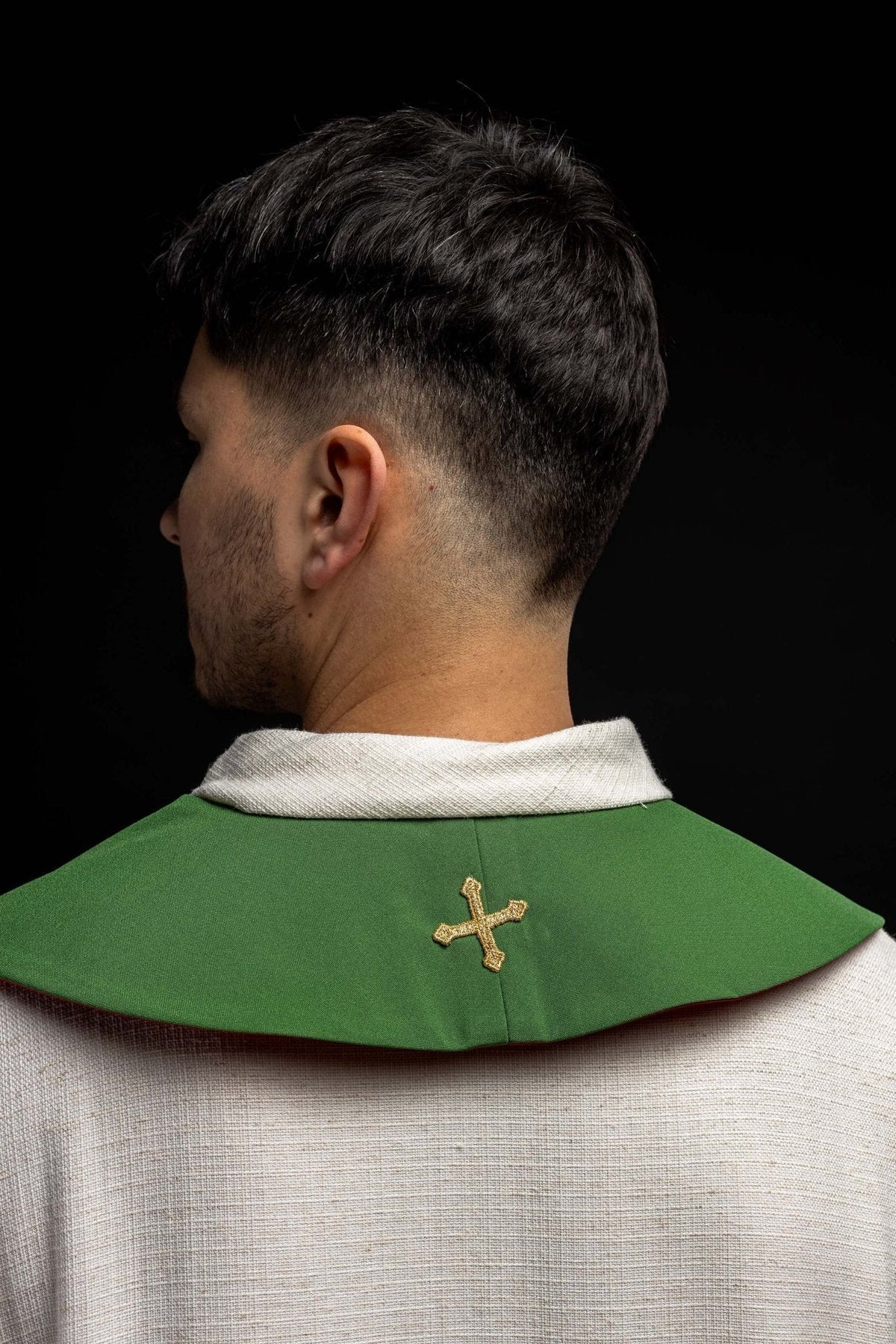 Estola sacerdotal reversível verde e vermelha, vista posterior com face verde e cruz dourada
