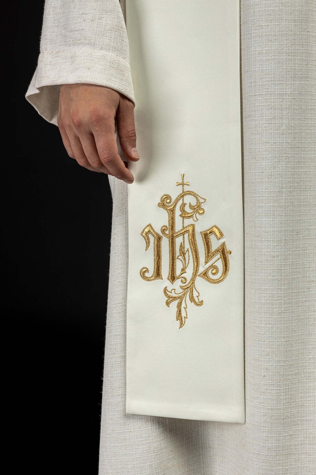 Estola bordada IHS branca em close-up, com monograma IHS dourado bordado