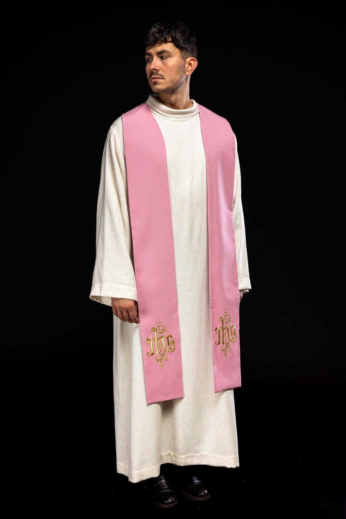 Estola sacerdotal rosa IHS usada, vista frontal, com bordados dourados IHS nas duas pontas