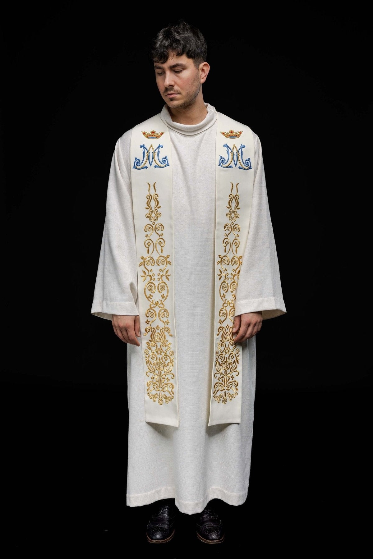Estola mariana bordada creme vista de frente, usada, com monograma mariano azul e dourado e coroas