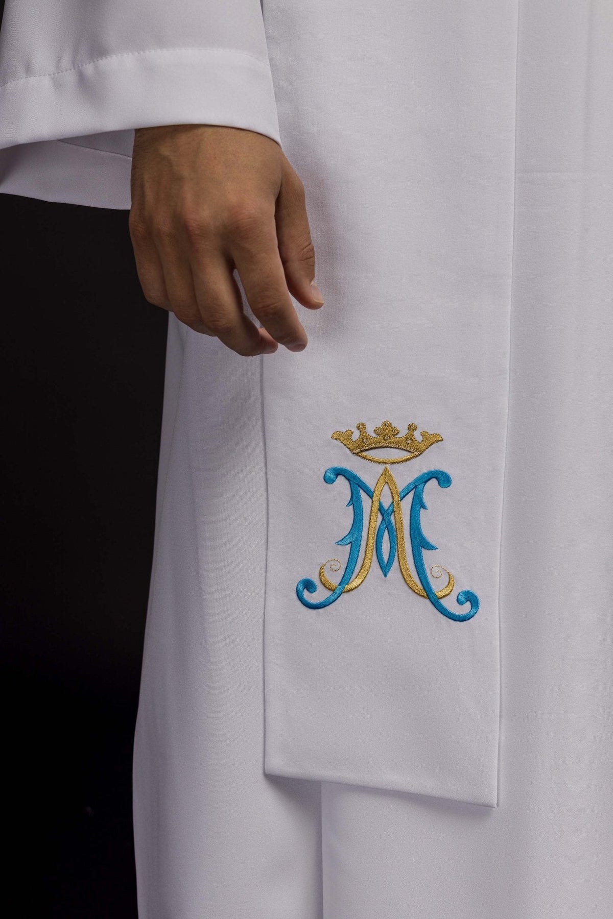 Estola sacerdotal branca com close-up do monograma mariano bordado em azul e dourado