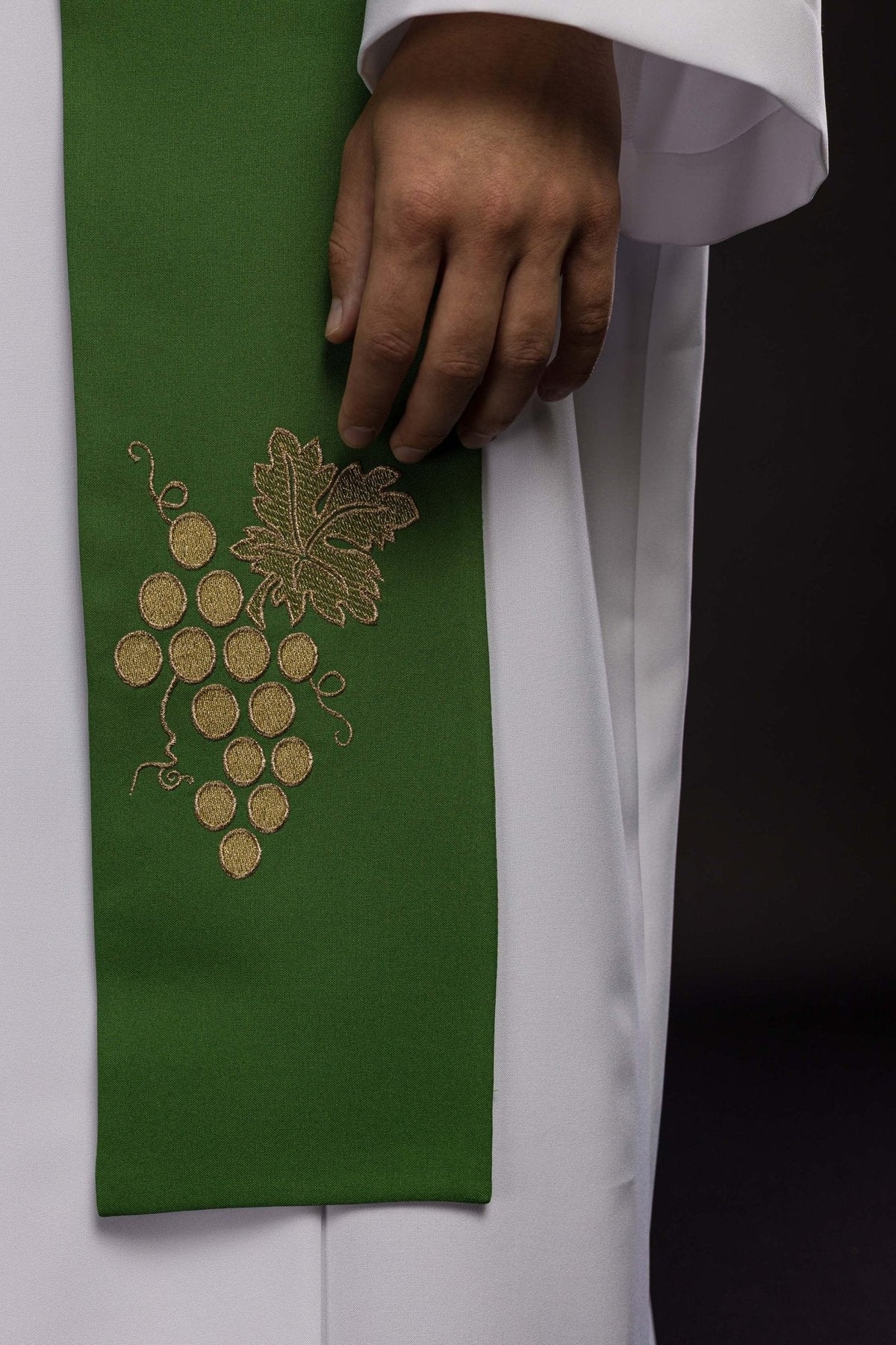 Estola sacerdotal verde com close-up do bordado de cacho de uvas e folhas