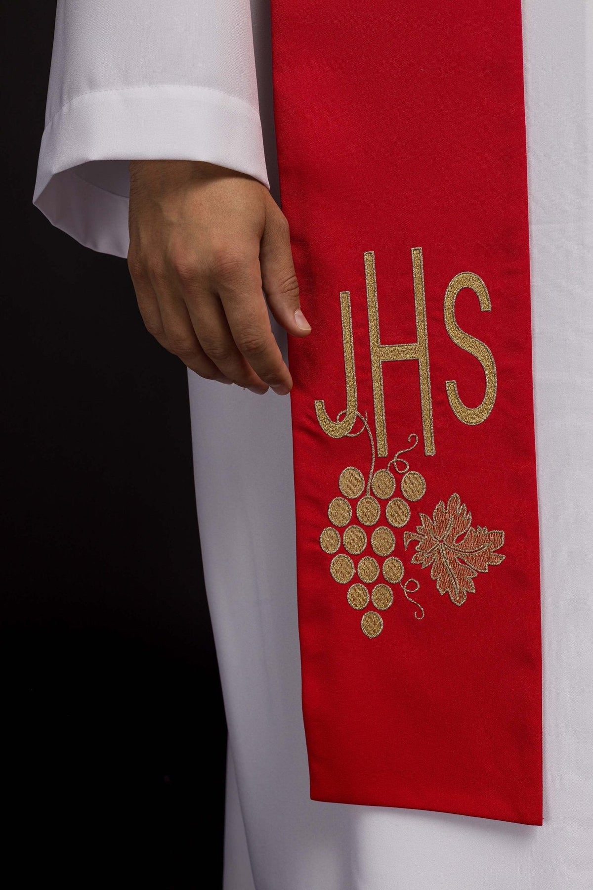 Estola sacerdotal vermelha com monograma IHS e uvas bordados em dourado