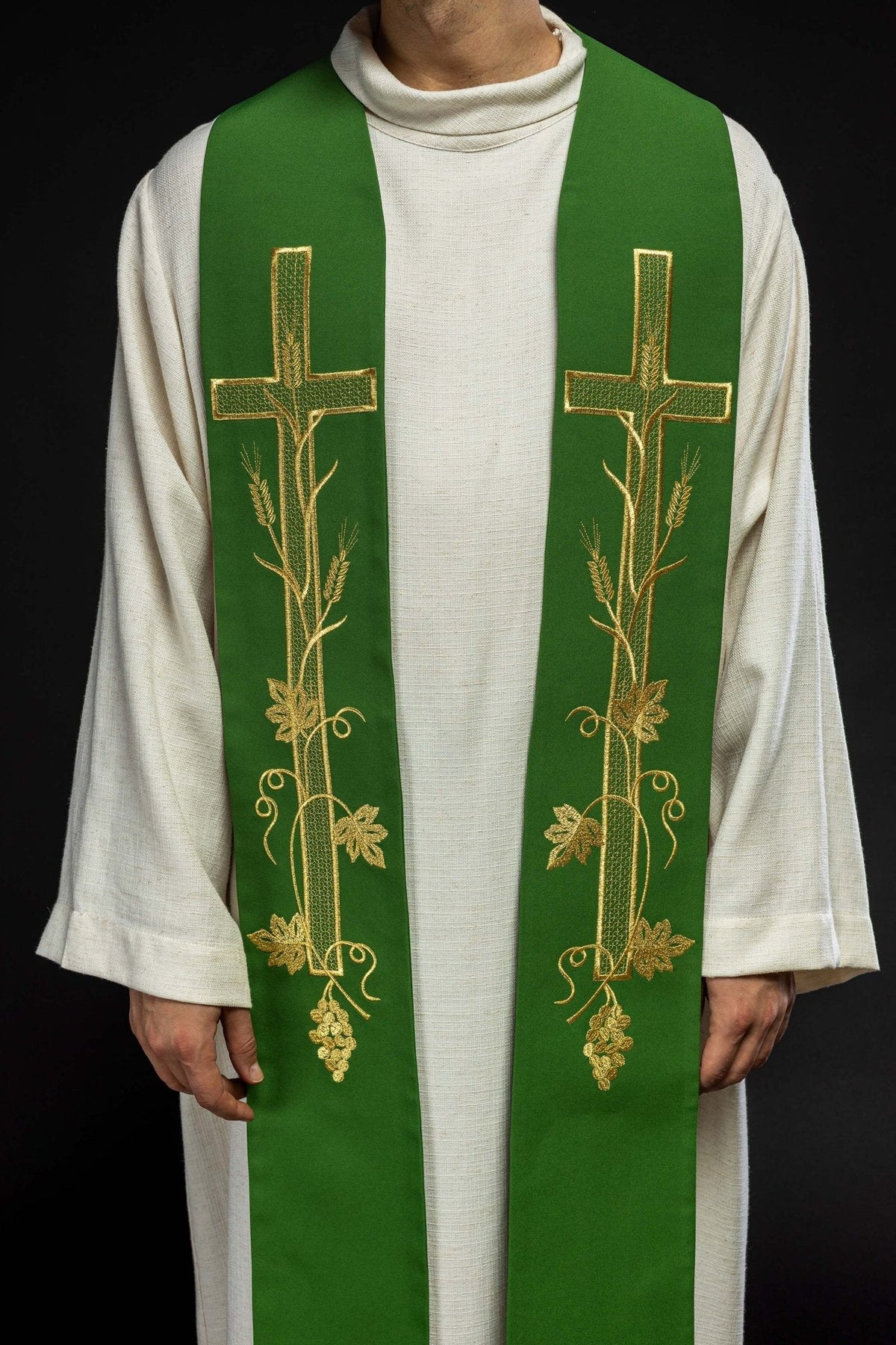 Estola sacerdotal verde com Cruz, close frontal dos bordados dourados de cruzes, ramos e uvas