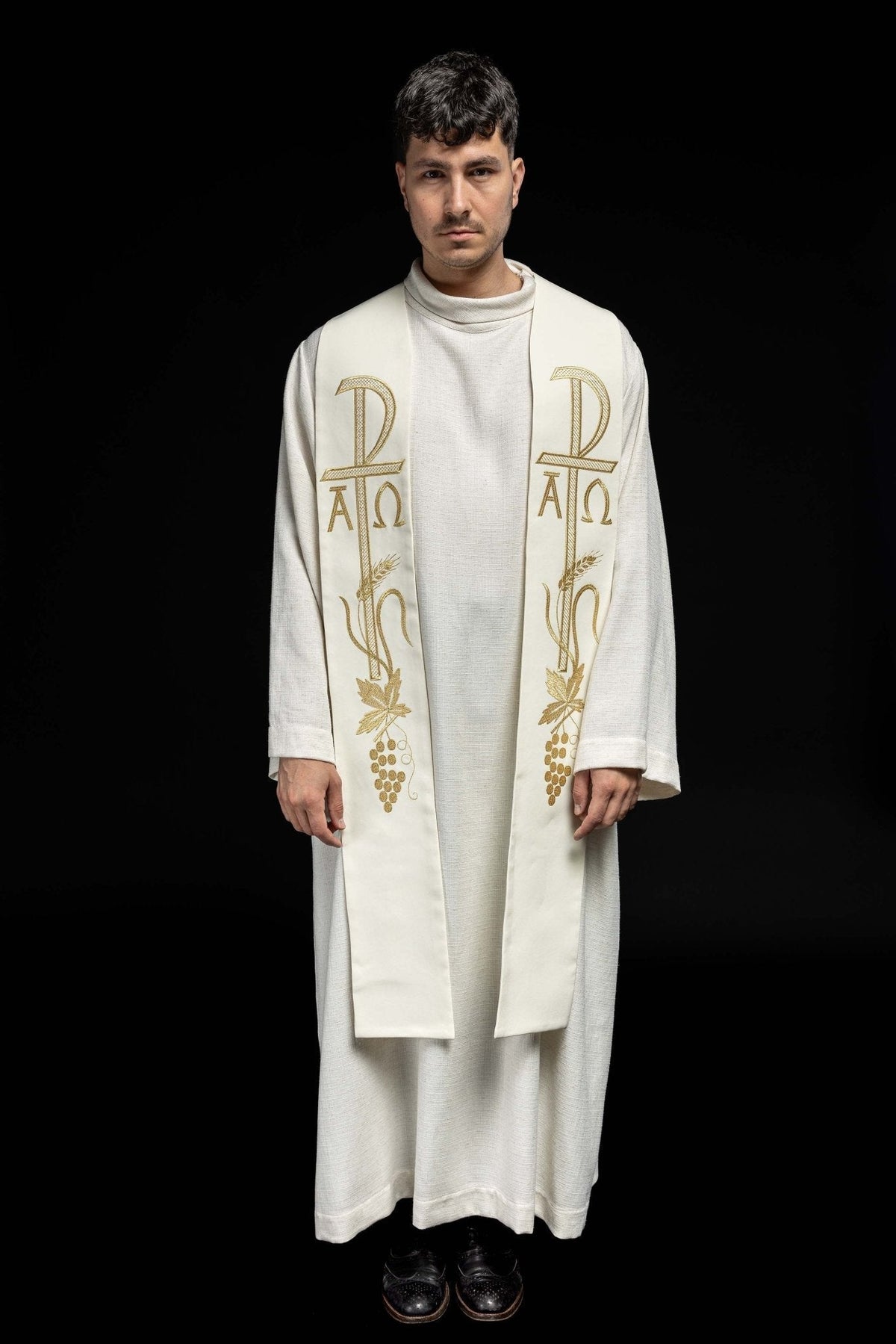 Estola sacerdotal bordada Alfa e Ômega creme vista de frente, com bordado dourado de cruz, trigo e uvas