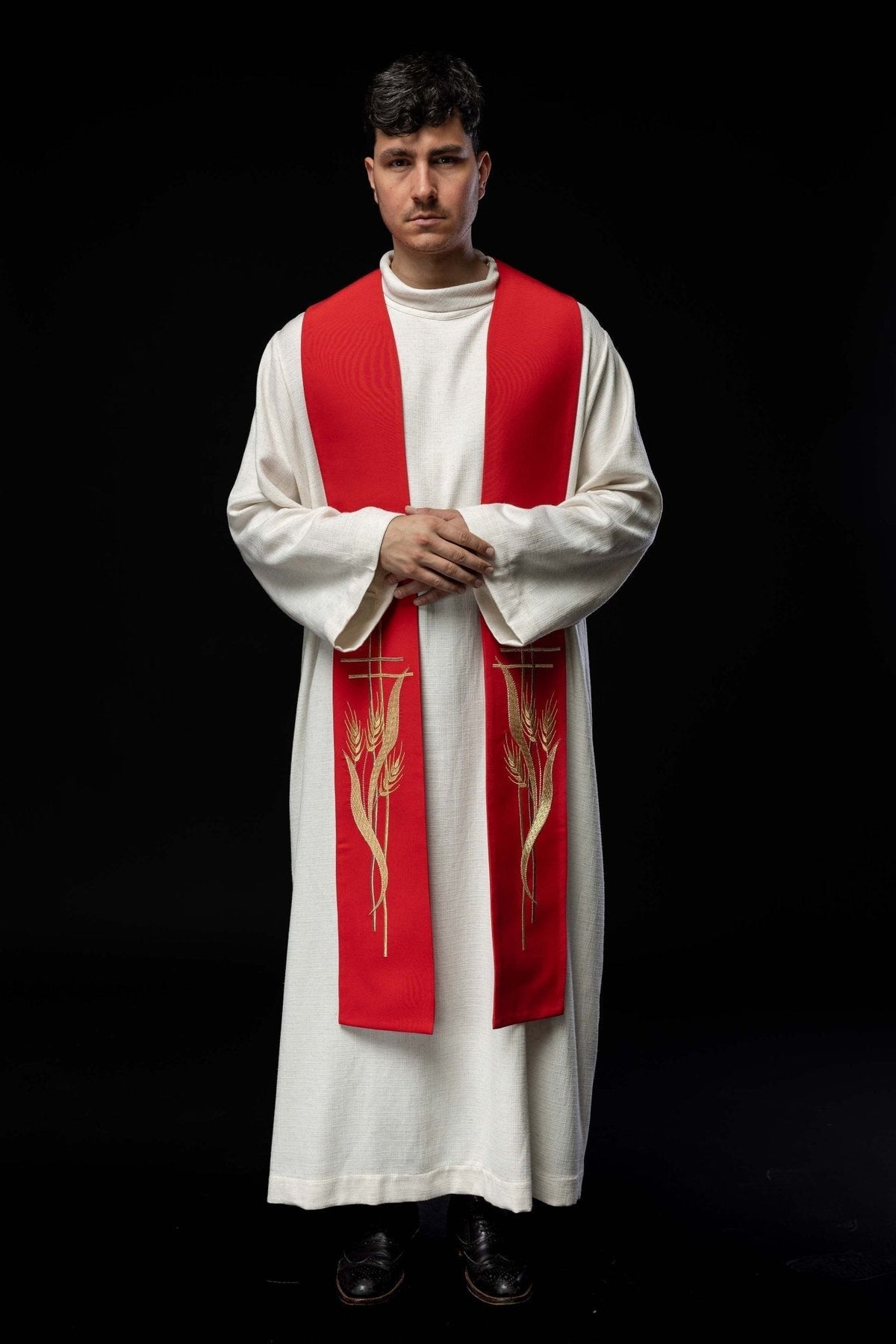 Estola sacerdotal vermelha bordada, vista frontal e usada, com cruzes e espigas douradas