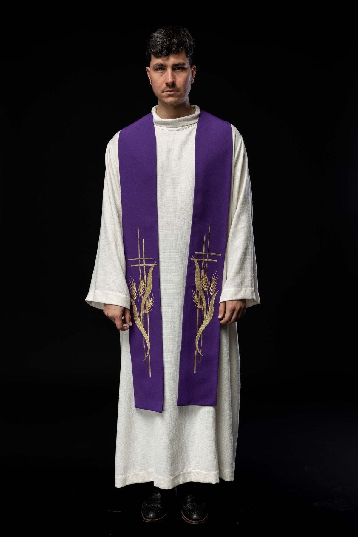 Estola sacerdotal roxa bordada usada, com cruzes e espigas douradas