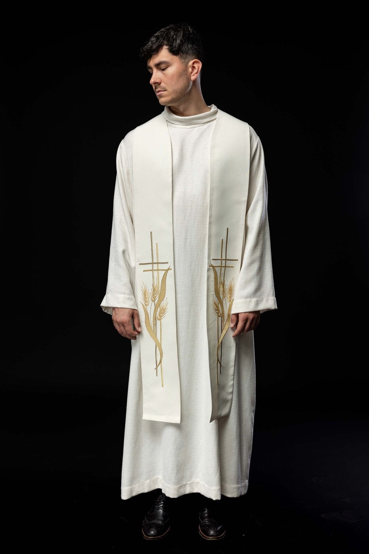 Estola sacerdotal creme, vista frontal usada com bordado dourado