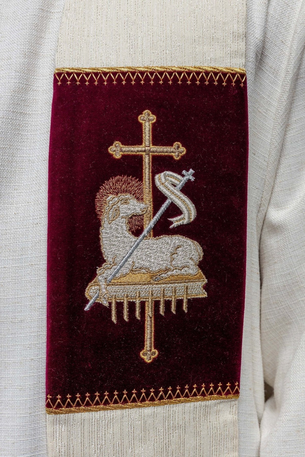 Estola com Cordeiro de Deus bordado em dourado, branco e prata sobre veludo bordô