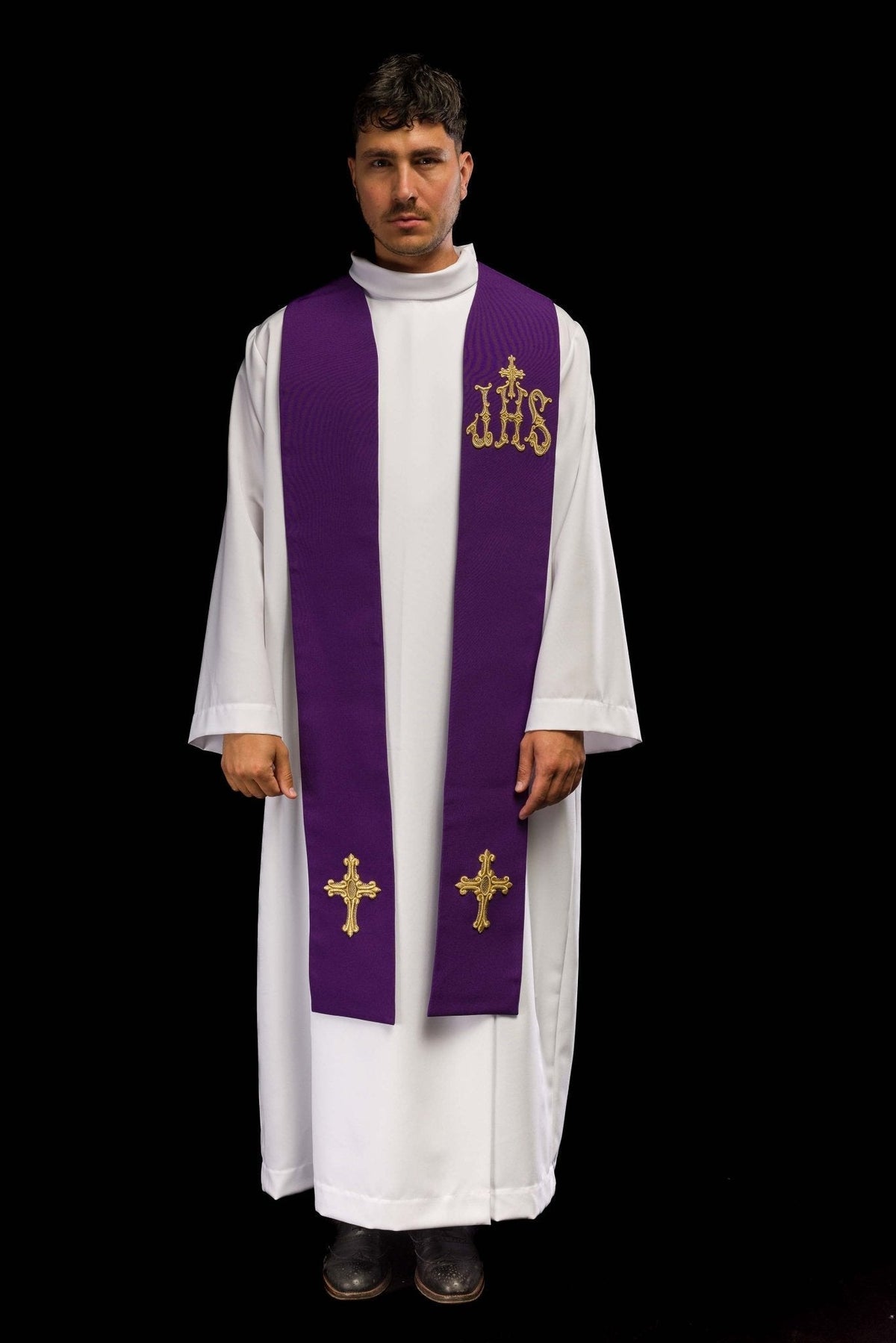 Estola sacerdotal roxa vista de frente, com IHS e duas cruzes douradas