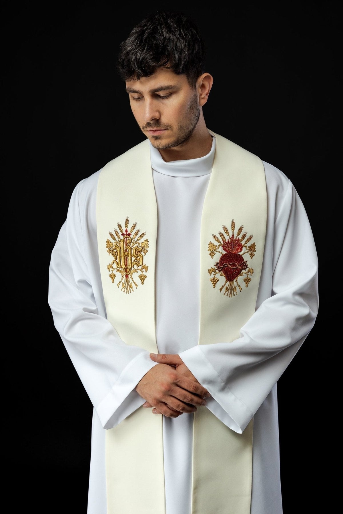 Estola creme bordada, vista frontal aproximada com monograma IHS e Coração de Jesus