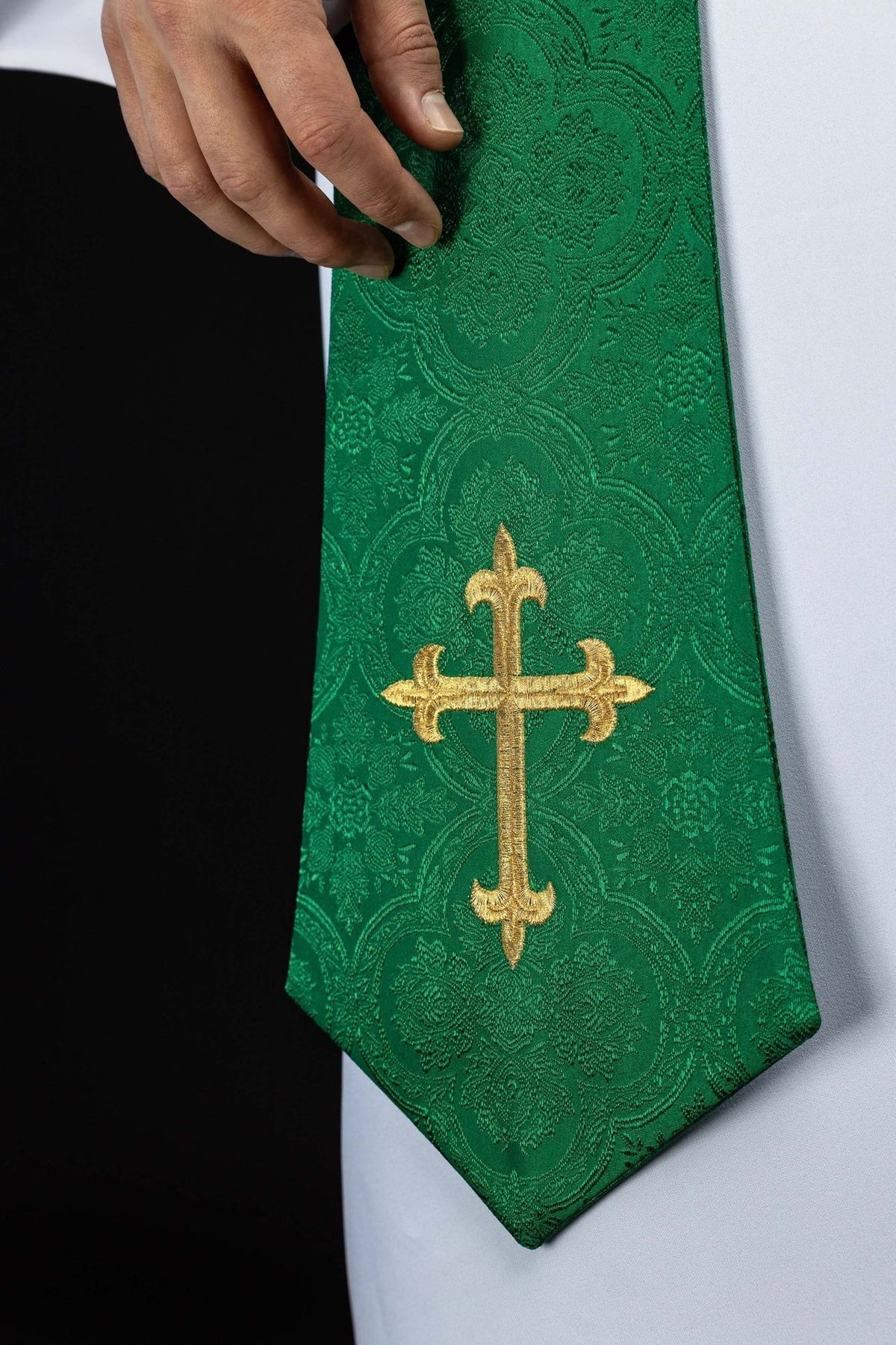 Estola sacerdotal verde em tecido jacquard, close-up do bordado dourado de cruz