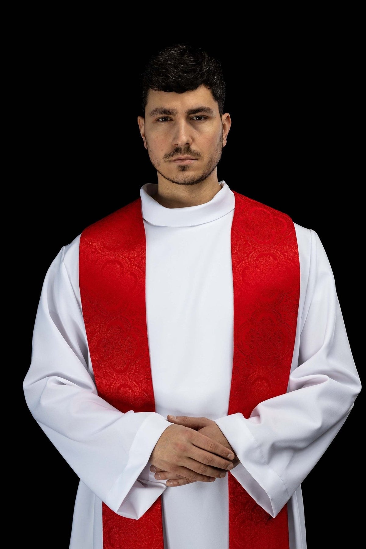 Estola sacerdotal vermelha em tecido jacquard, vista frontal próxima no pescoço