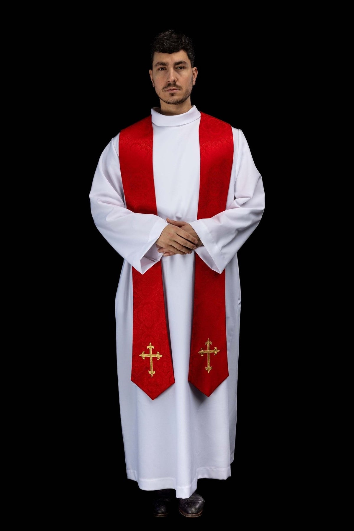 Estola sacerdotal vermelha em tecido jacquard, vista frontal completa com duas cruzes douradas