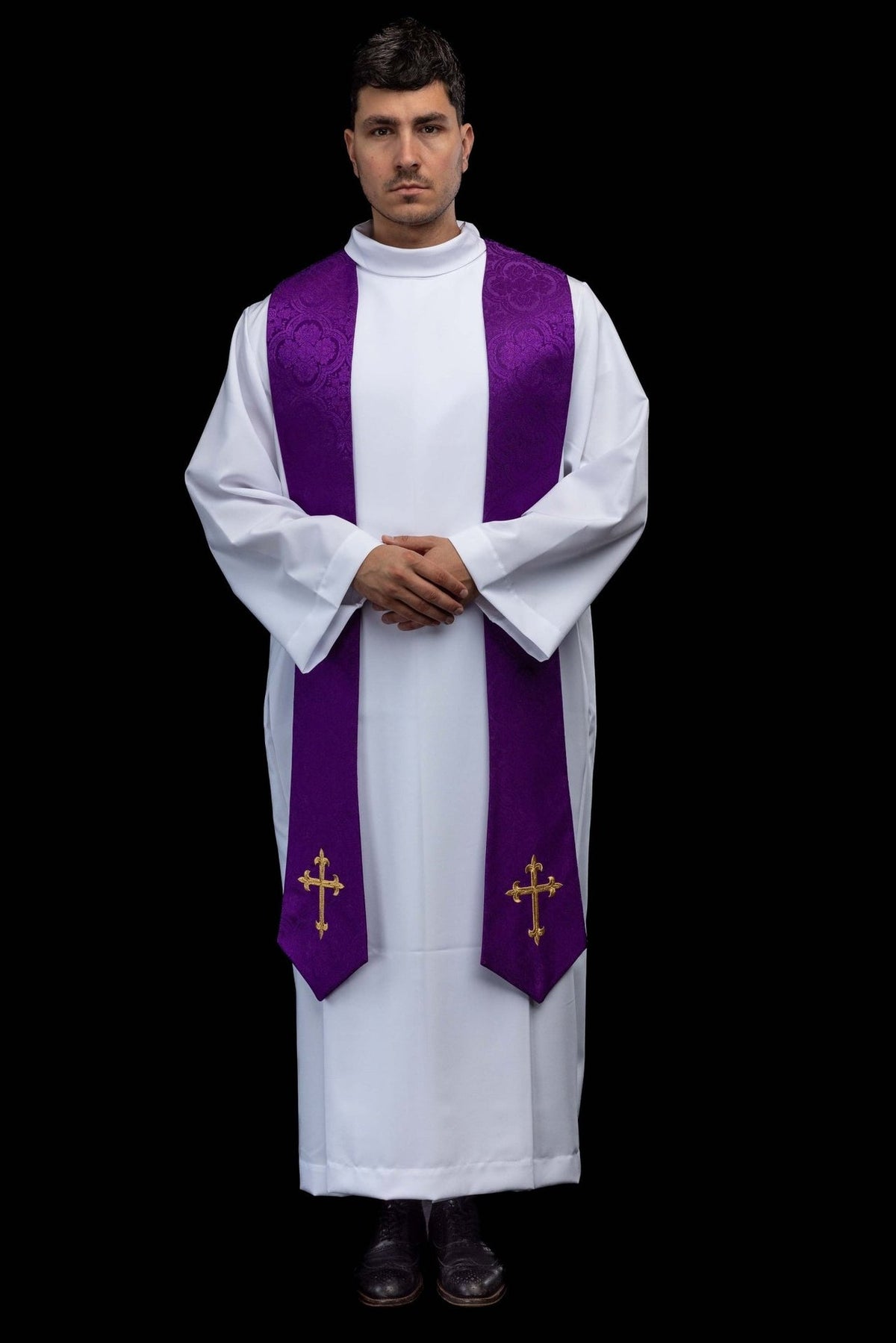 Estola sacerdotal bordada com motivo de cruz em tecido jacquard roxo, vista frontal vestida