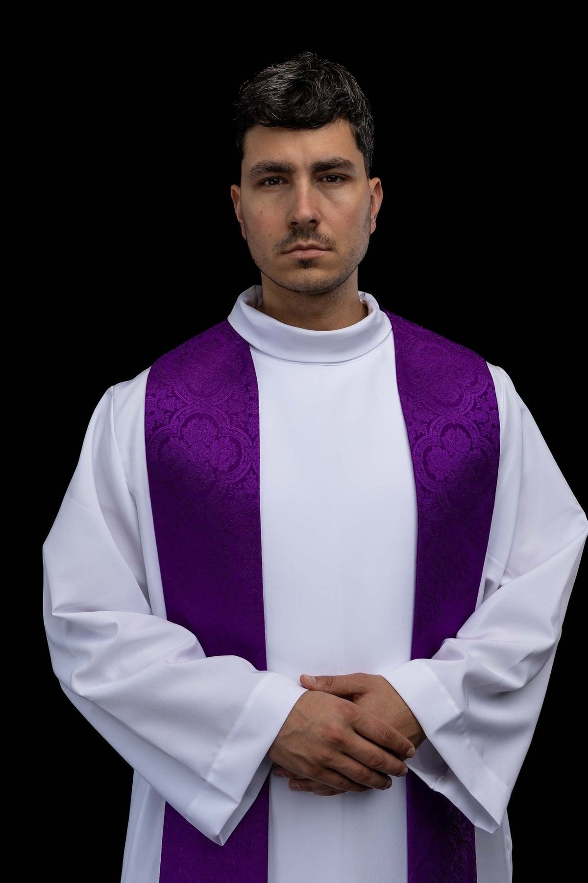 Estola sacerdotal roxa em tecido jacquard, vista frontal superior com motivos ornamentais