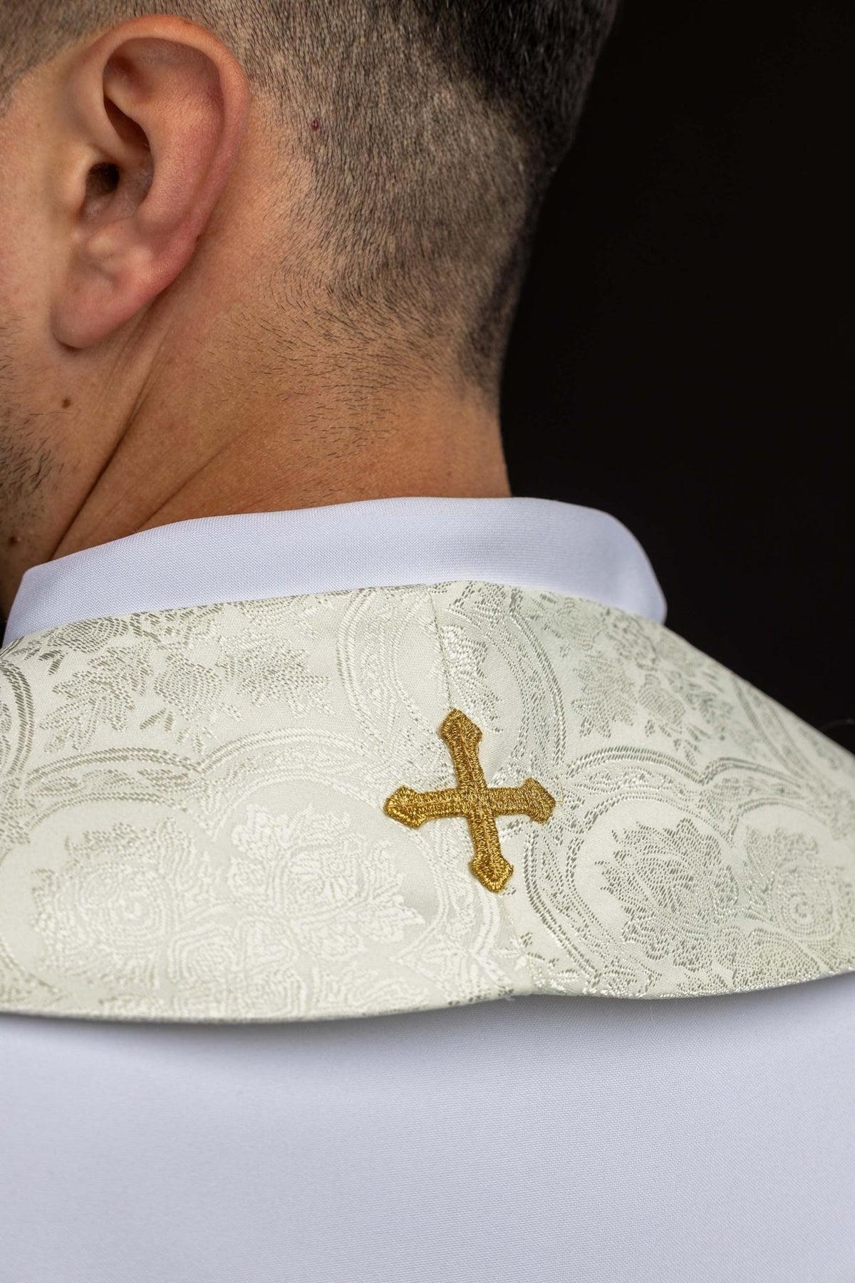 Estola sacerdotal vista por trás, com cruz dourada bordada no colarinho
