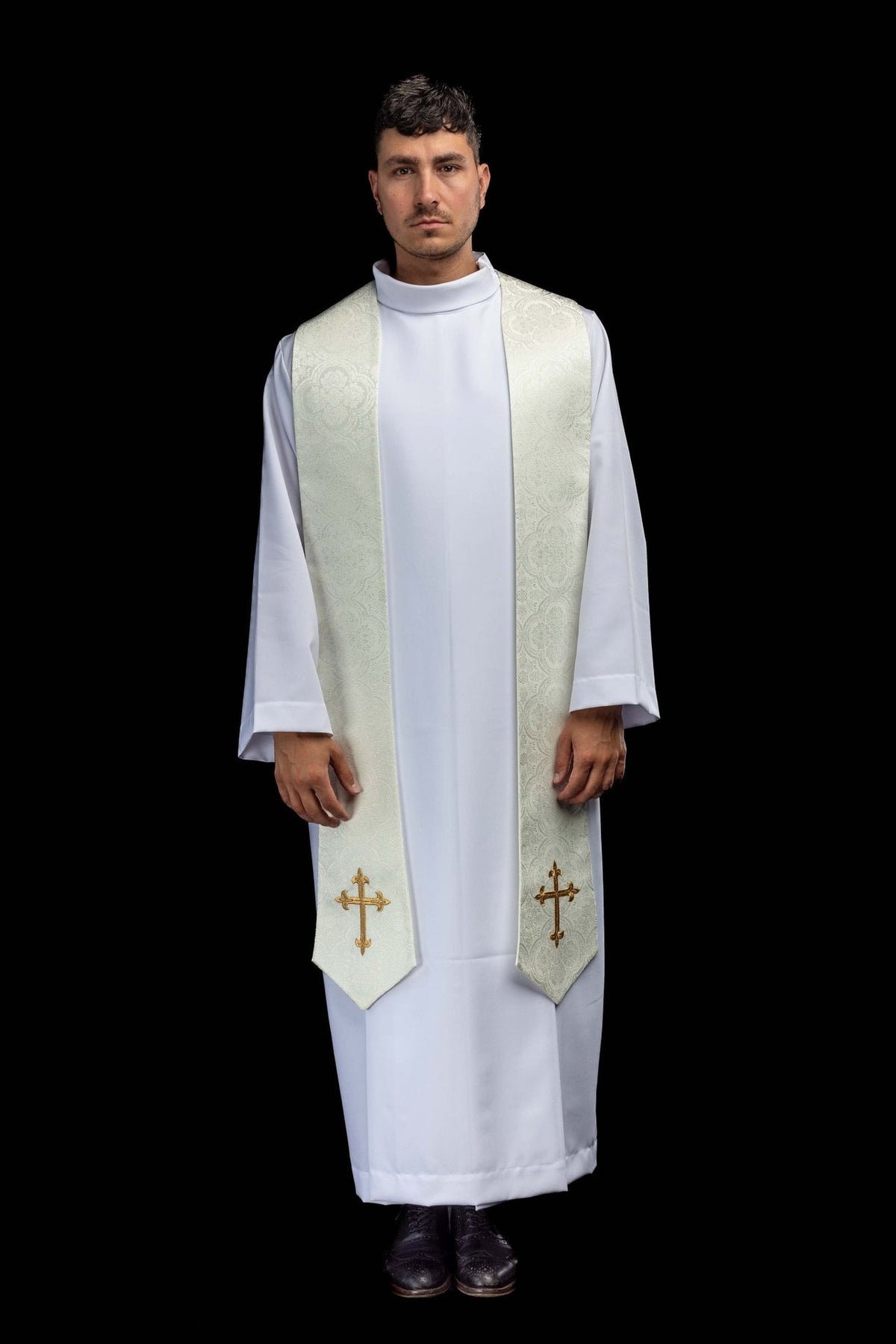 Estola sacerdotal em marfim ecru, vista frontal com cruzes douradas bordadas