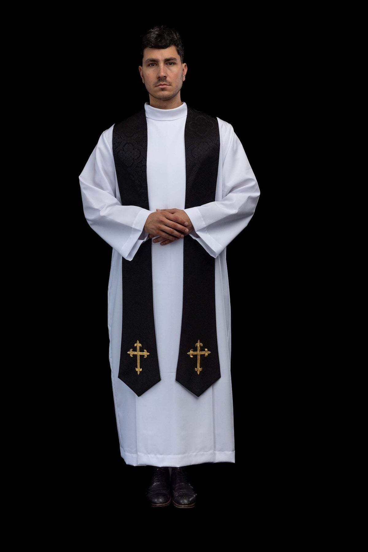 Estola sacerdotal bordada com motivo de cruz, tecido jacquard preto, vista frontal usada