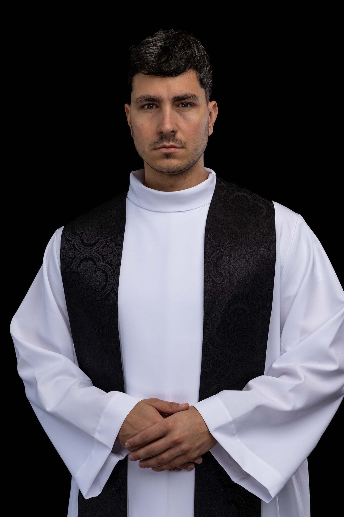 Estola sacerdotal preta em tecido jacquard, vista frontal superior com motivos ornamentais