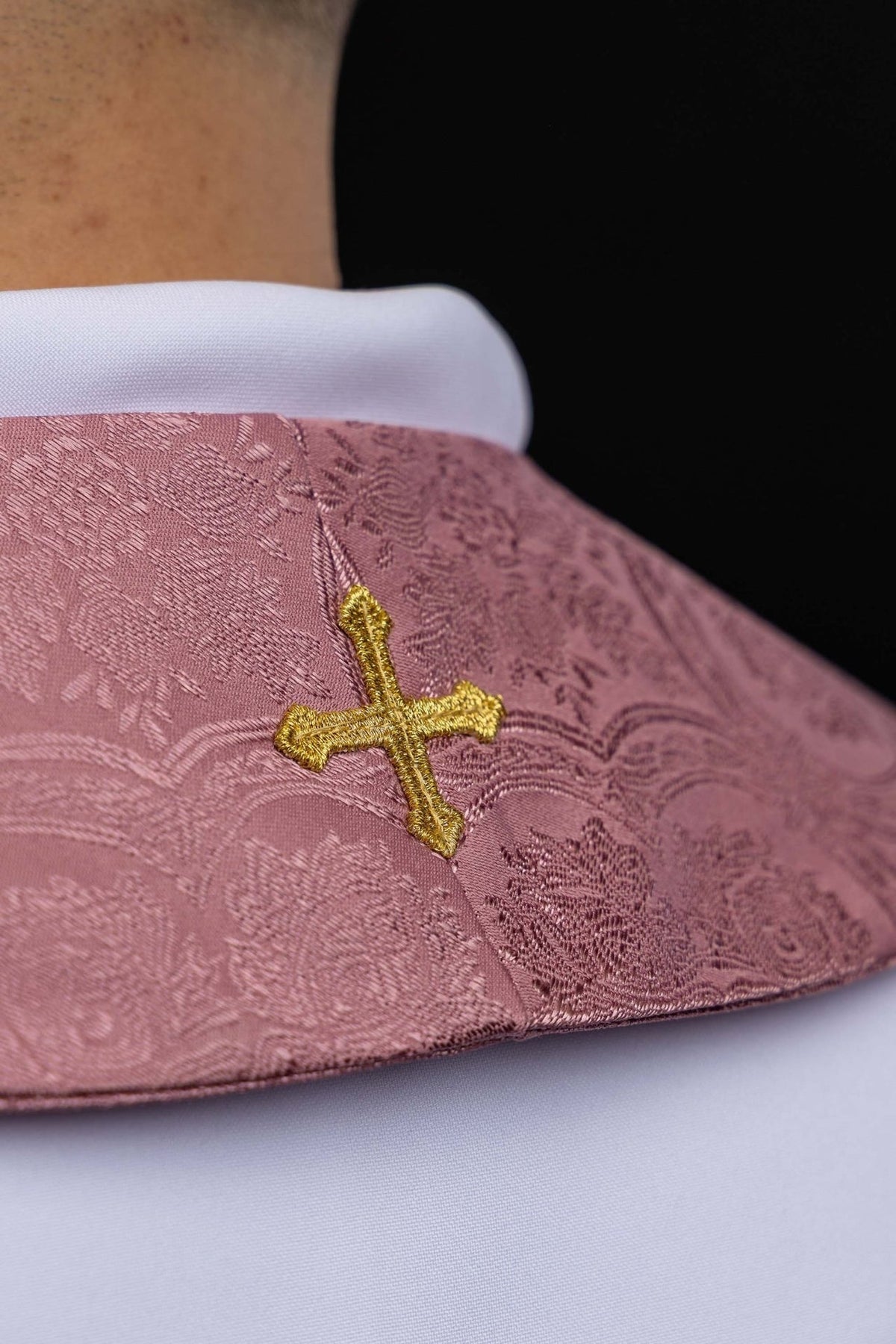 Estola sacerdotal rosa com cruz dourada bordada e tecido jacquard, detalhe do ombro