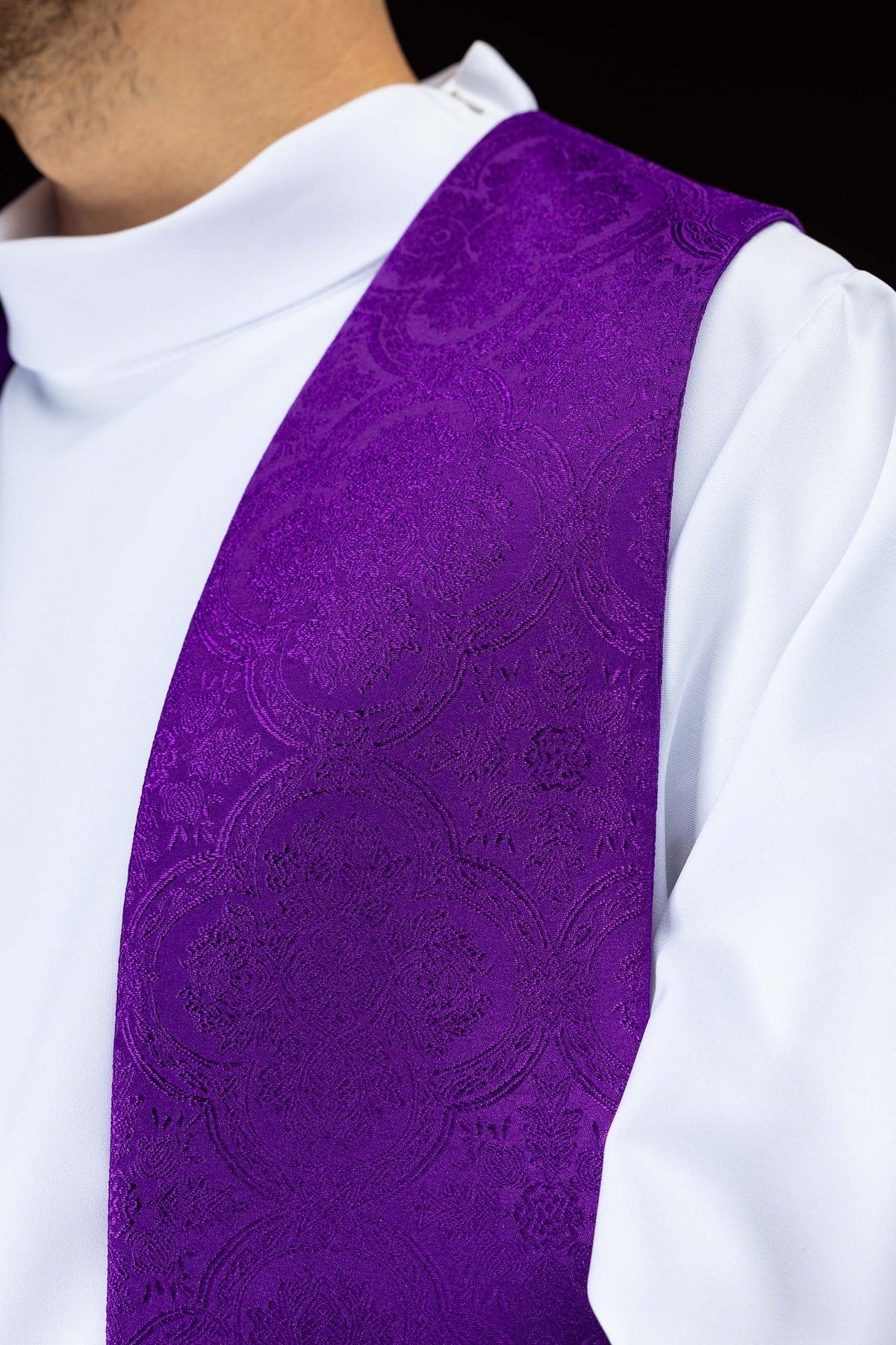 Estola roxa com padrão jacquard floral, detalhe lateral sobre a alva